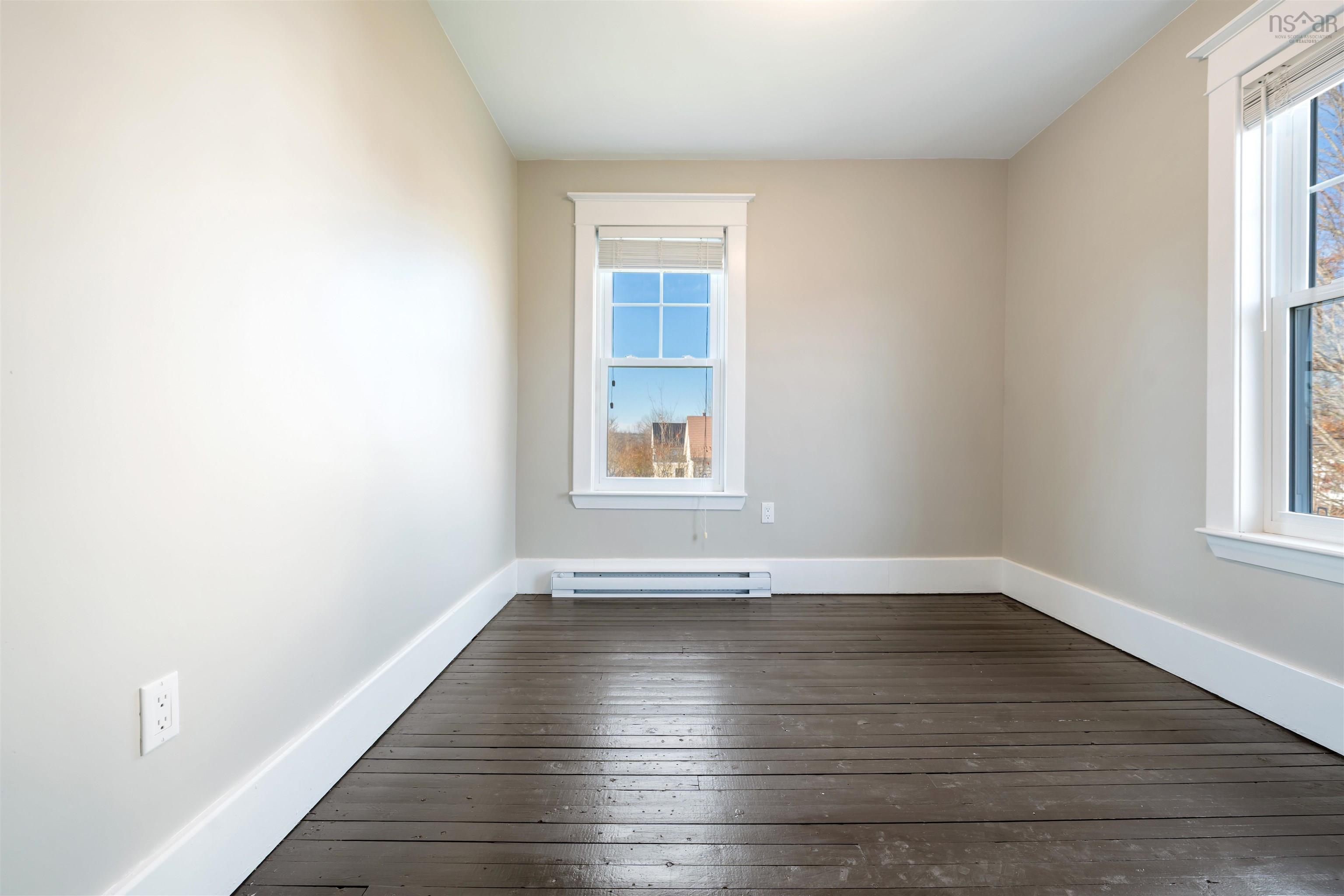 $549,900.00: 6 Hamilton Avenue, Brookfield