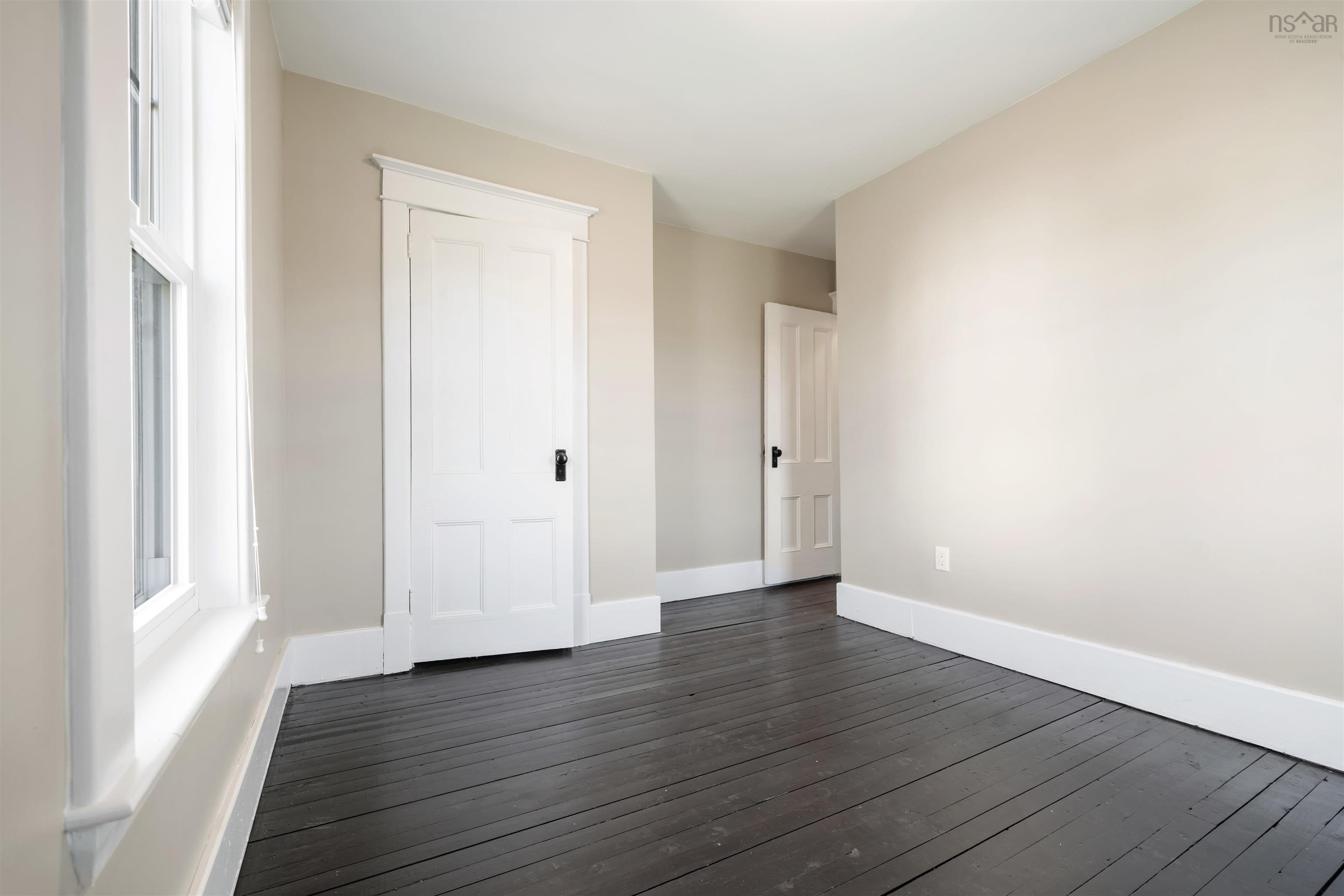 $549,900.00: 6 Hamilton Avenue, Brookfield