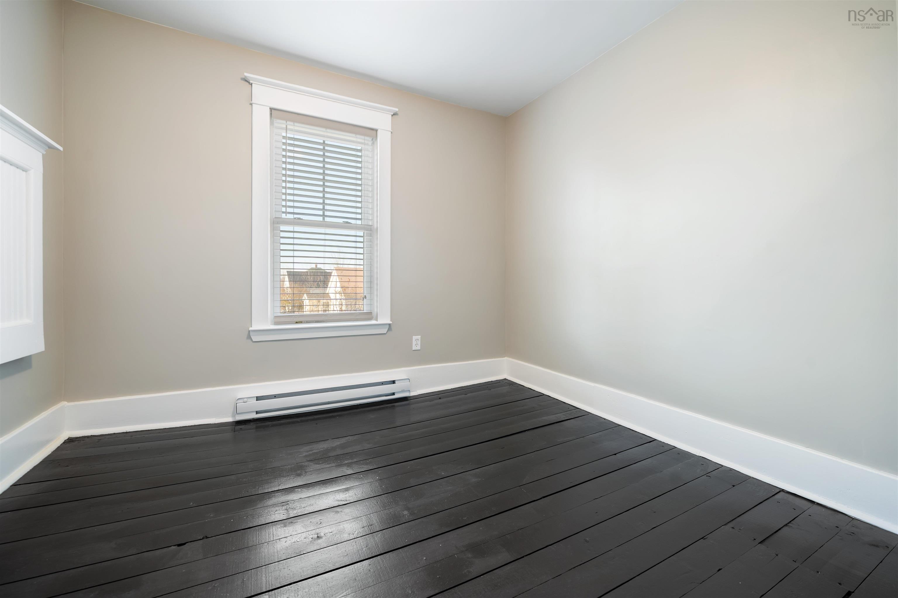 $549,900.00: 6 Hamilton Avenue, Brookfield