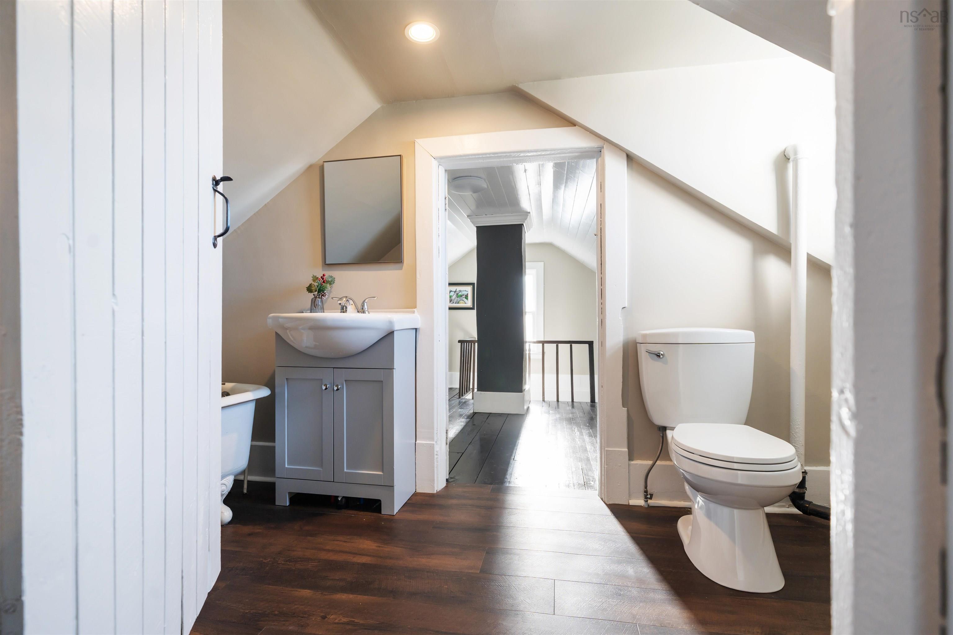 $549,900.00: 6 Hamilton Avenue, Brookfield