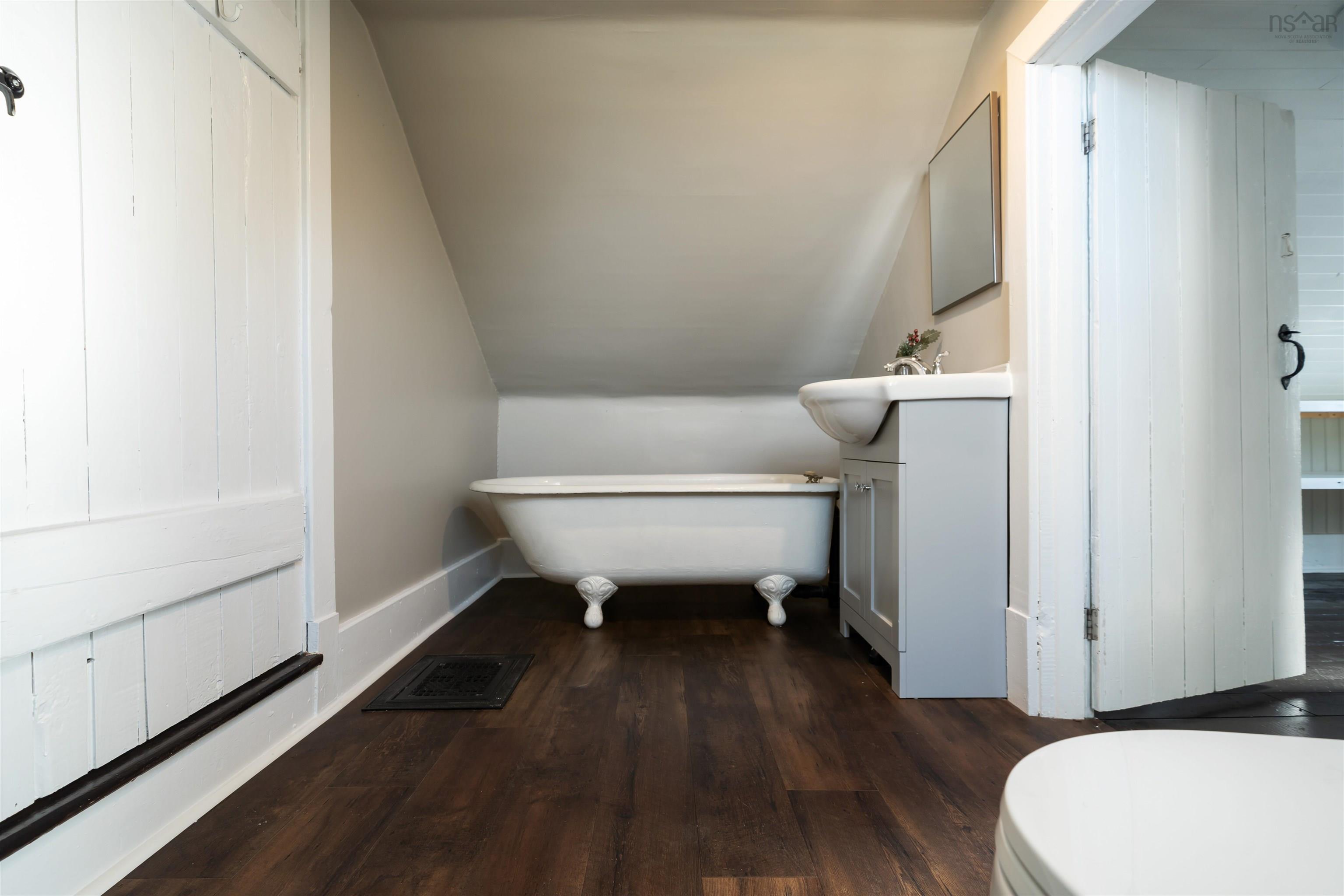 $549,900.00: 6 Hamilton Avenue, Brookfield