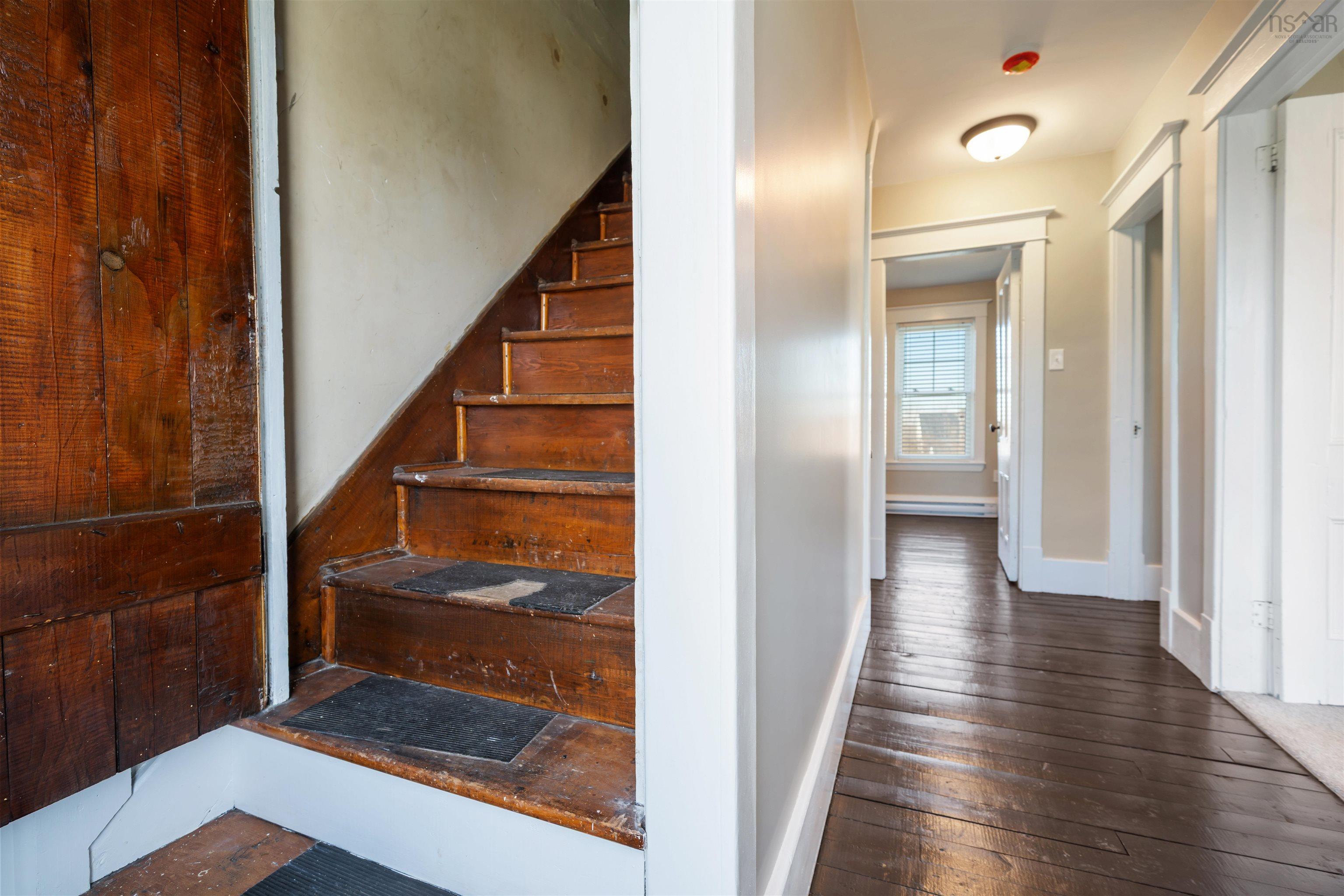 $549,900.00: 6 Hamilton Avenue, Brookfield