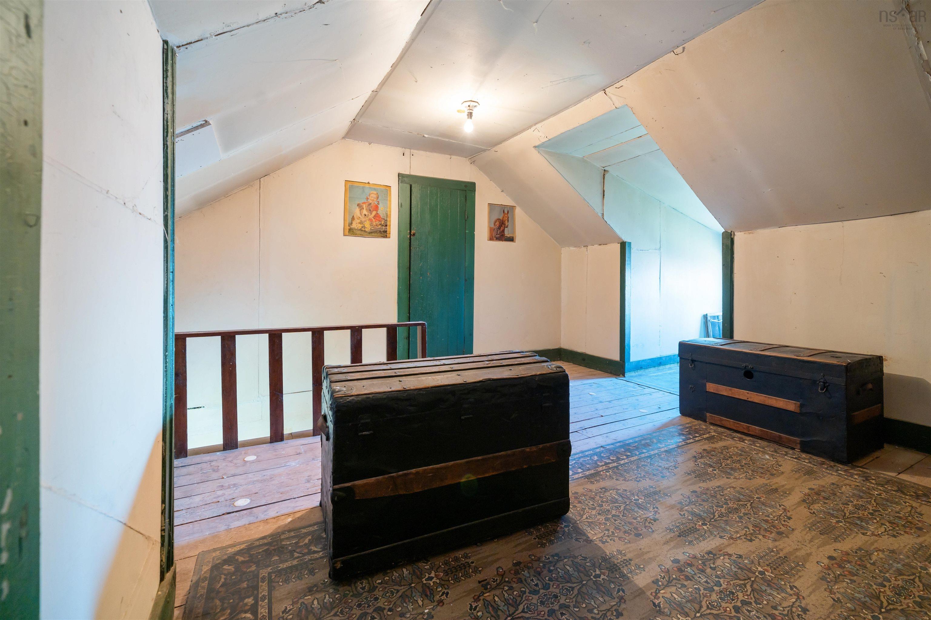 $549,900.00: 6 Hamilton Avenue, Brookfield