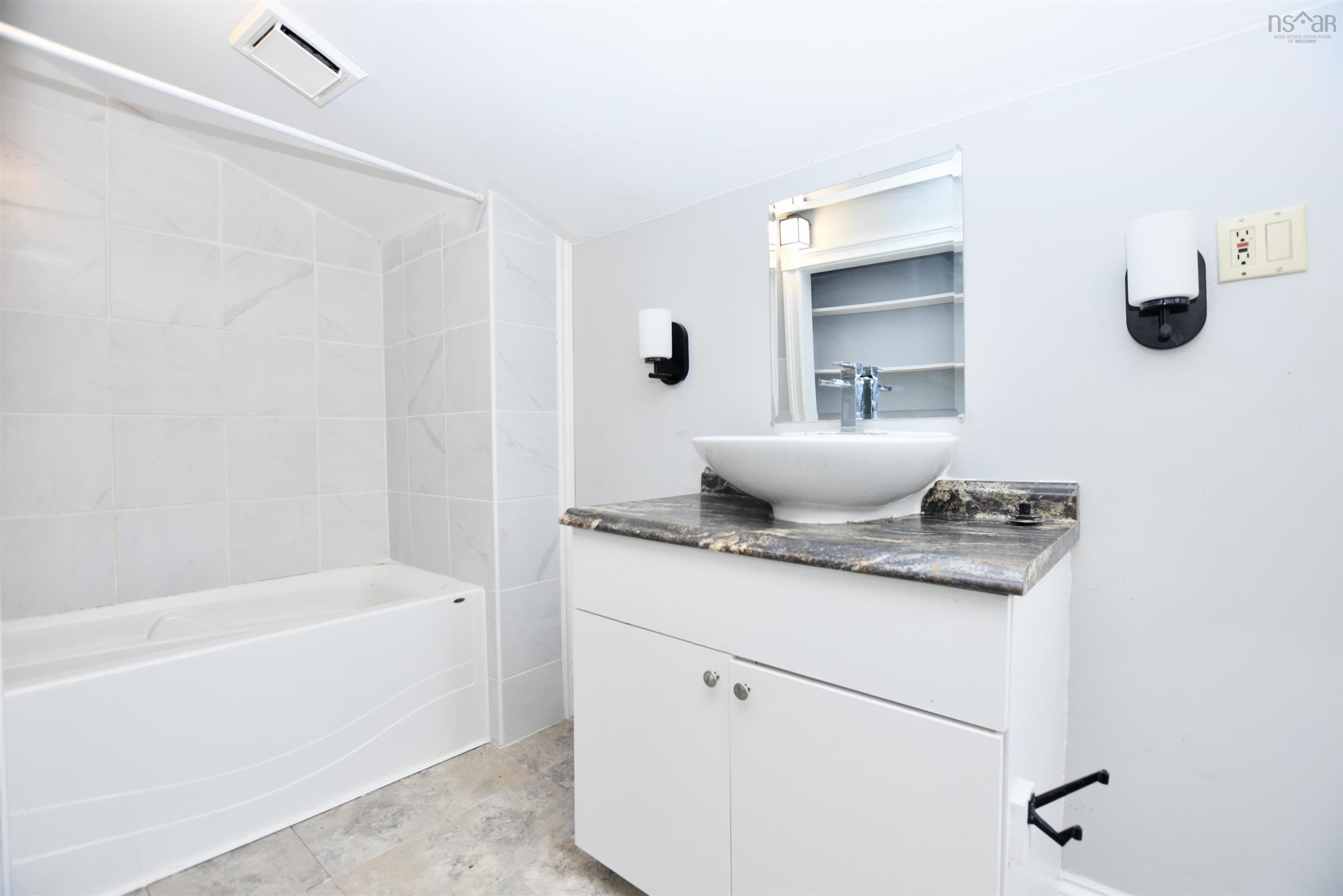 $339,900.00: 1517 St.Margarets Bay Road, Lakeside