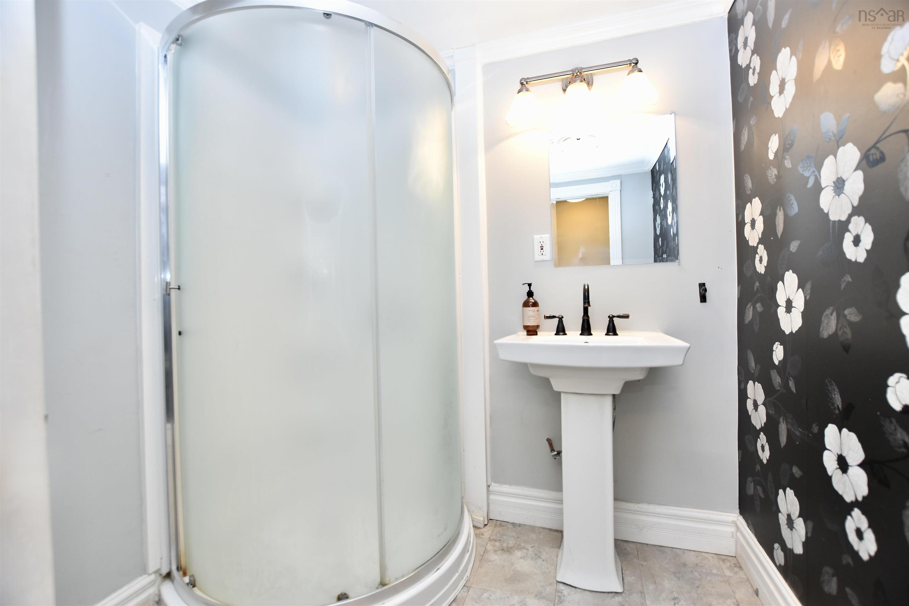 $339,900.00: 1517 St.Margarets Bay Road, Lakeside