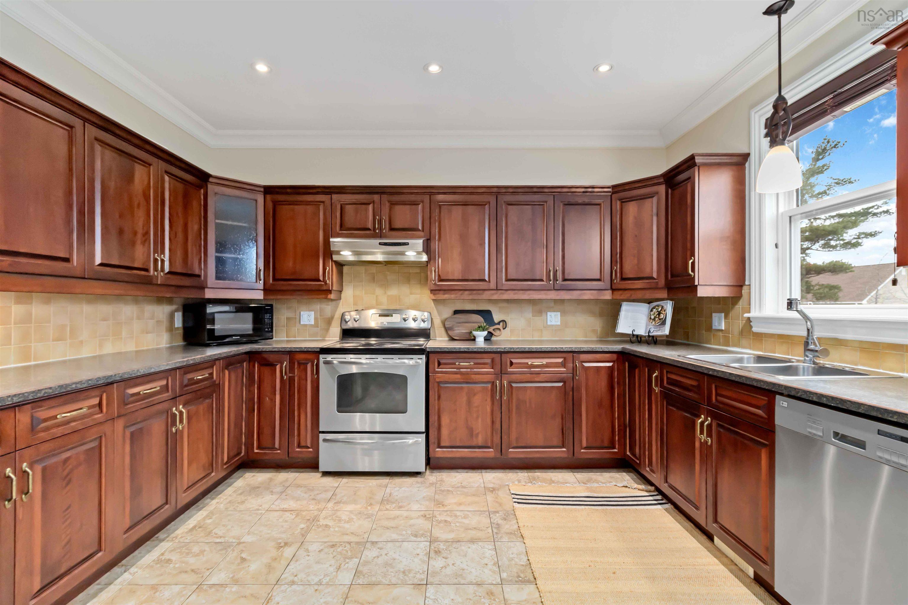 $959,900.00: 167 Ravines Drive, Bedford