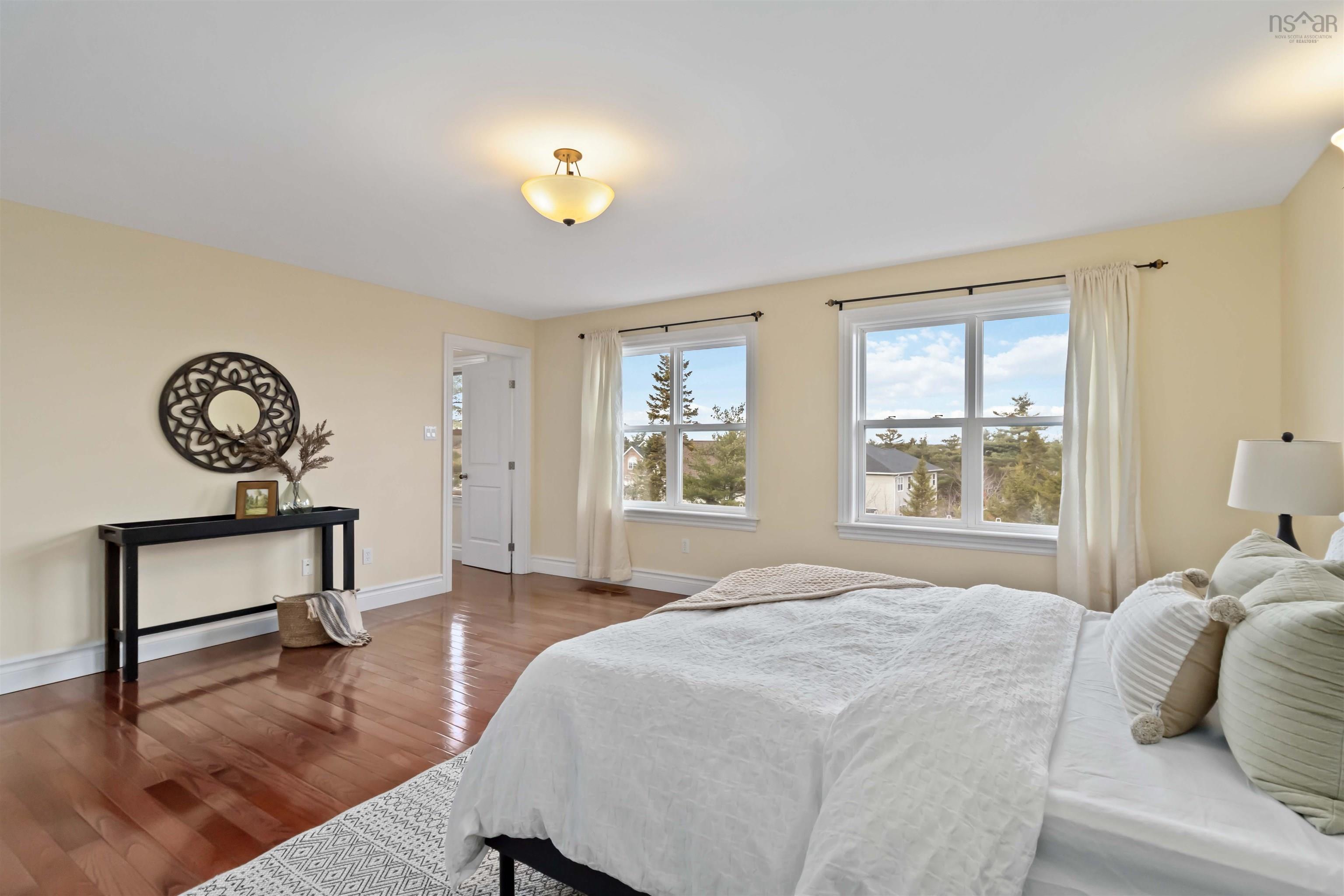 $959,900.00: 167 Ravines Drive, Bedford