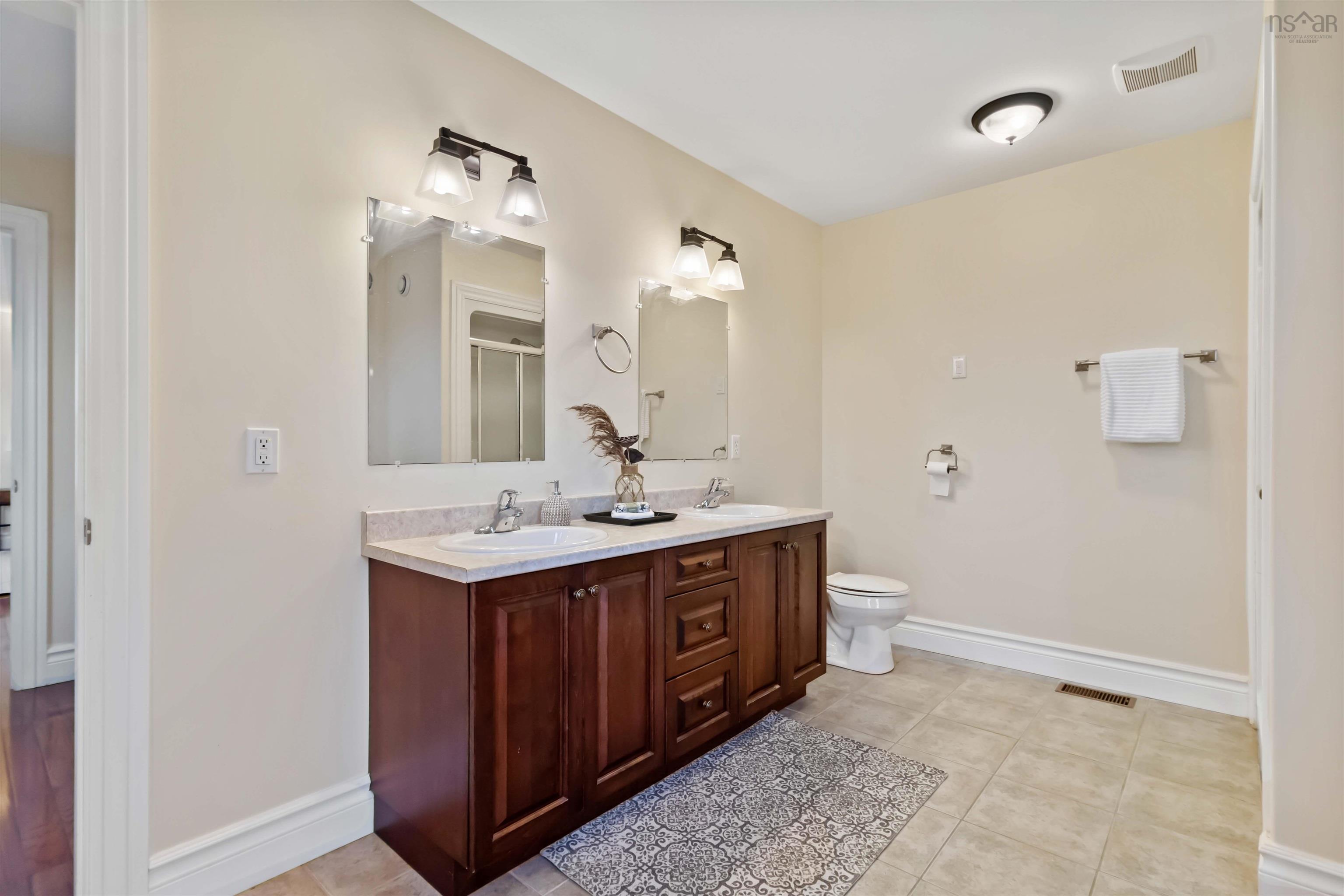 $959,900.00: 167 Ravines Drive, Bedford