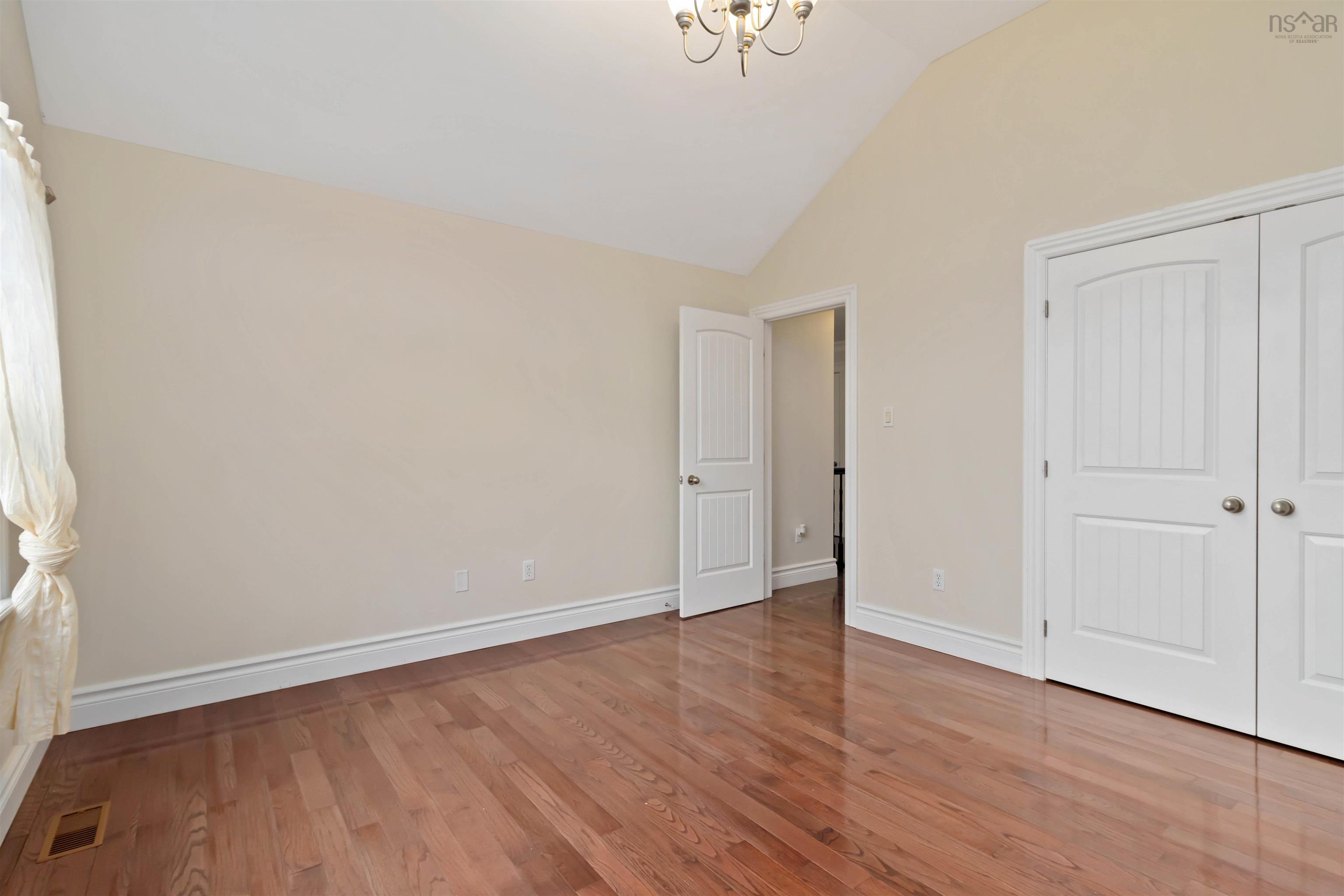 $959,900.00: 167 Ravines Drive, Bedford