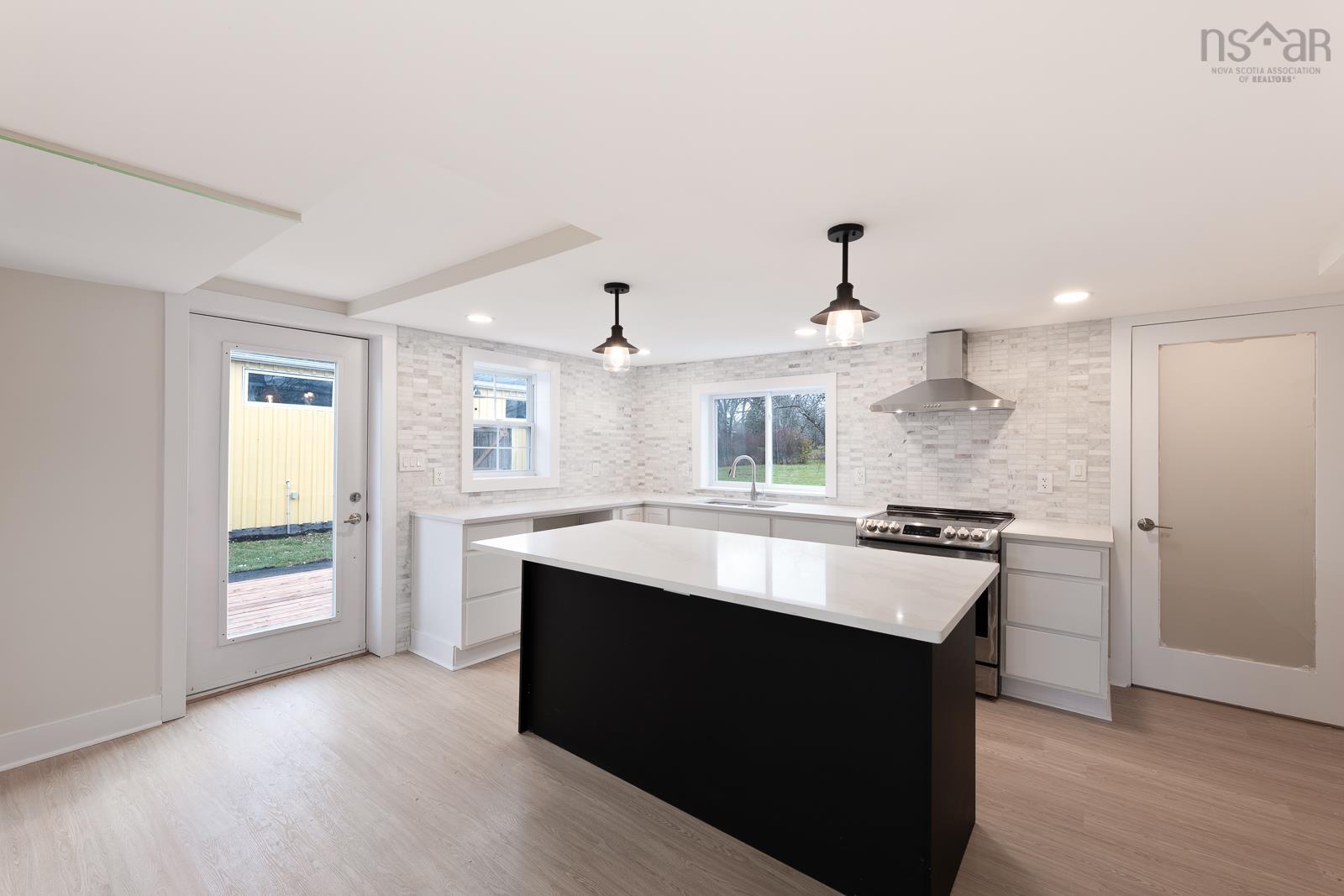 $641,999.00: 14096 Highway 1, Hants Border