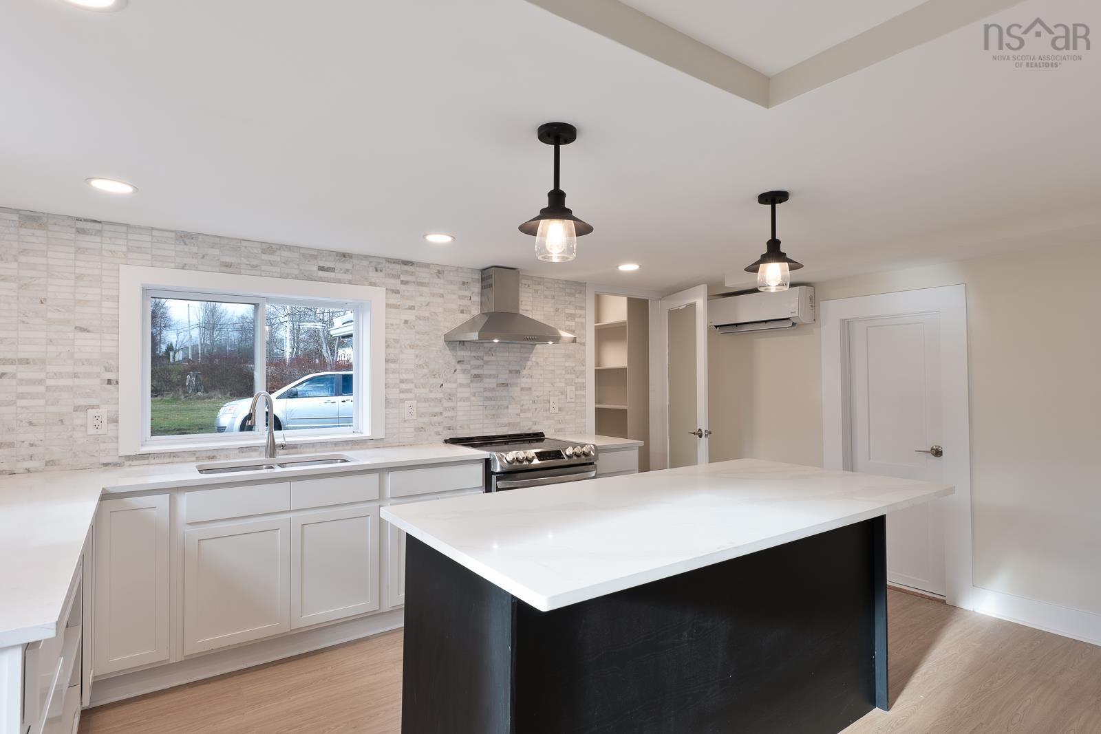 $641,999.00: 14096 Highway 1, Hants Border