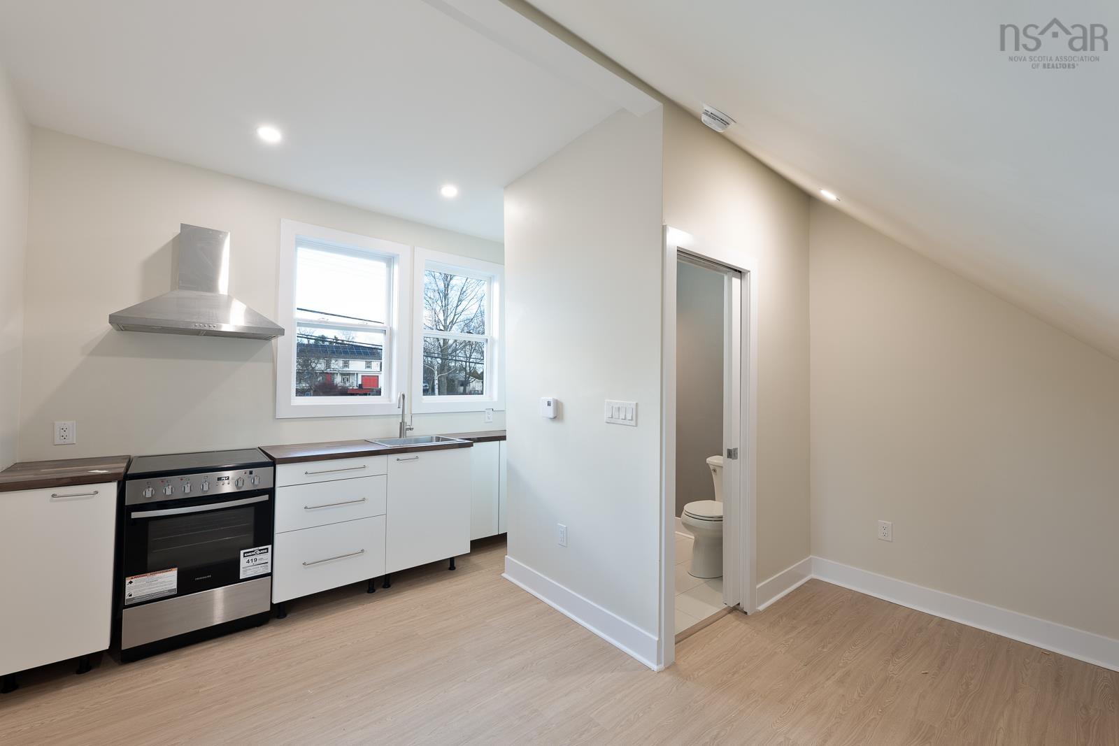 $641,999.00: 14096 Highway 1, Hants Border