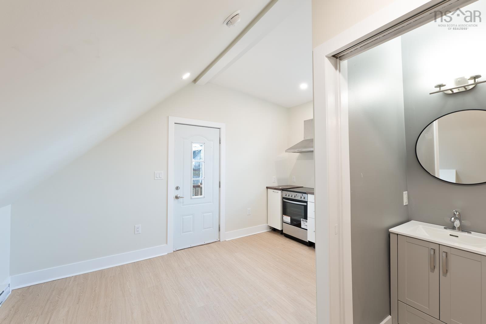 $641,999.00: 14096 Highway 1, Hants Border