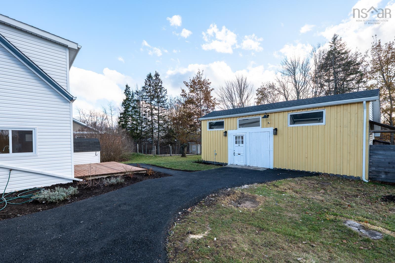 $641,999.00: 14096 Highway 1, Hants Border