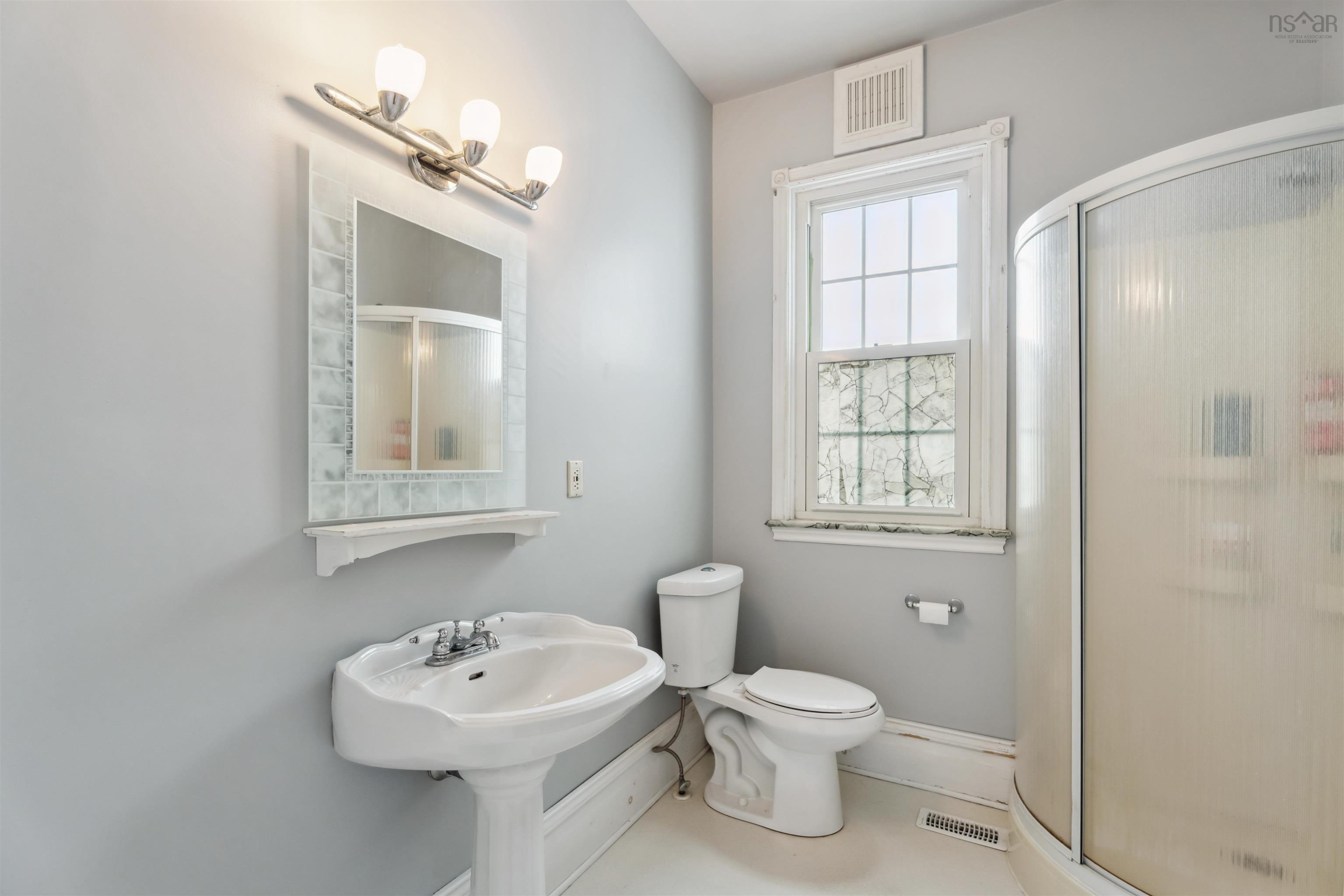 $599,900.00: 14019 Highway 1, Hants Border