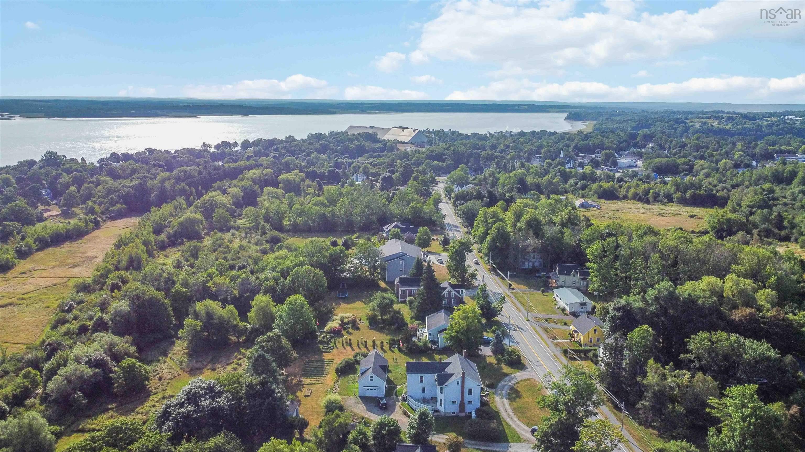 $599,900.00: 14019 Highway 1, Hants Border