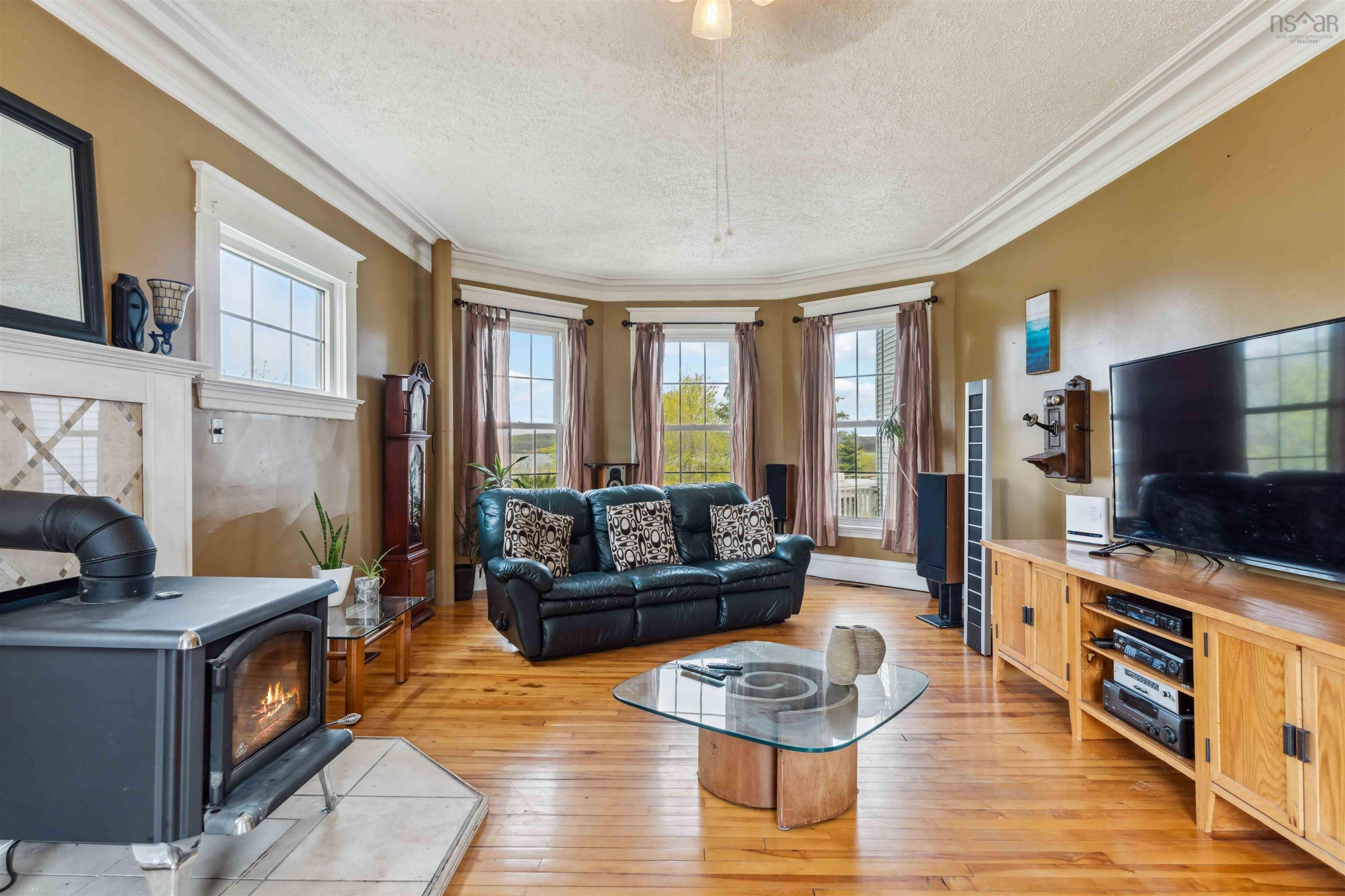 $599,900.00: 14019 Highway 1, Hants Border