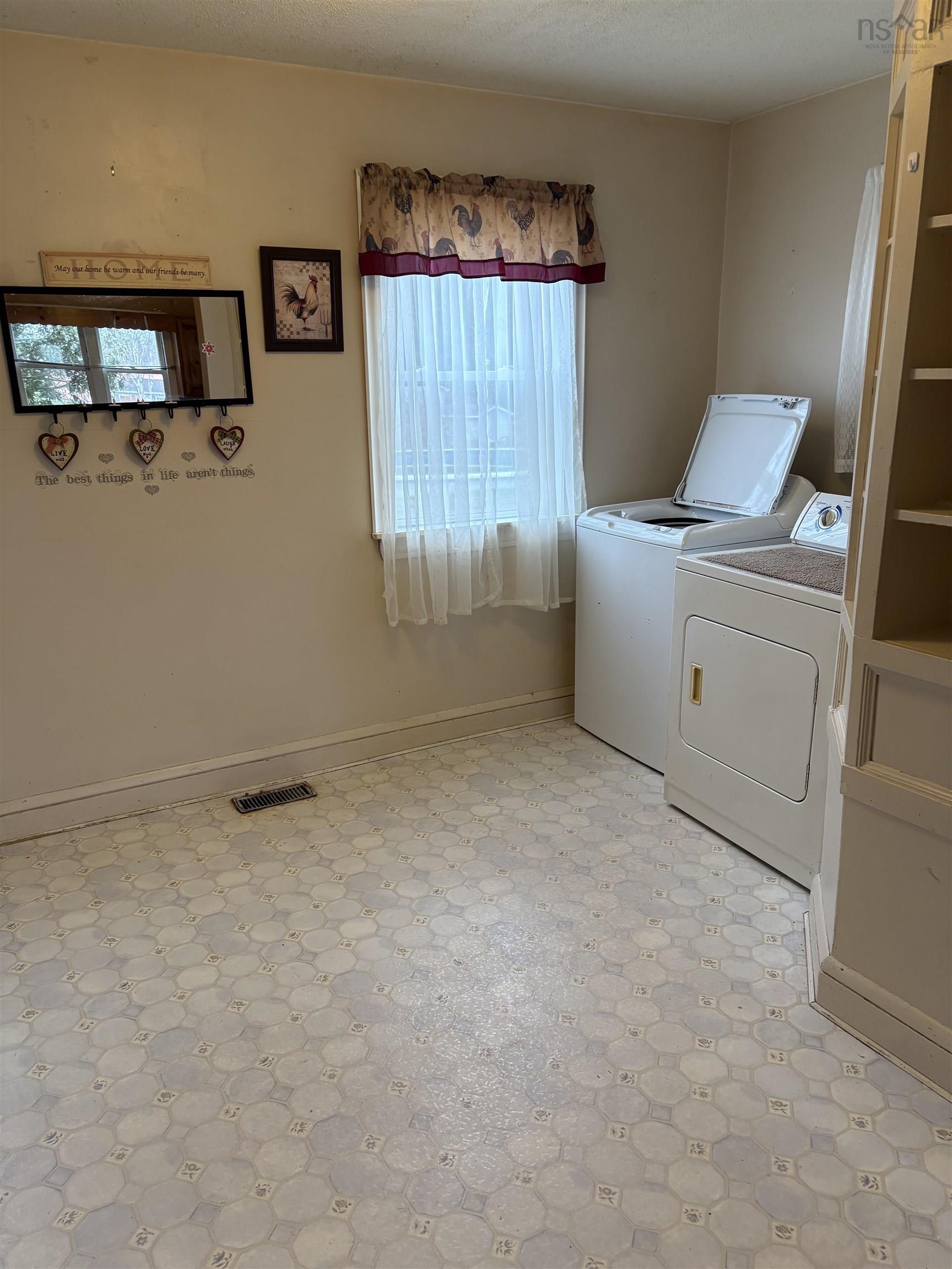 $149,900.00: 2162 New Waterford Highway, South Bar