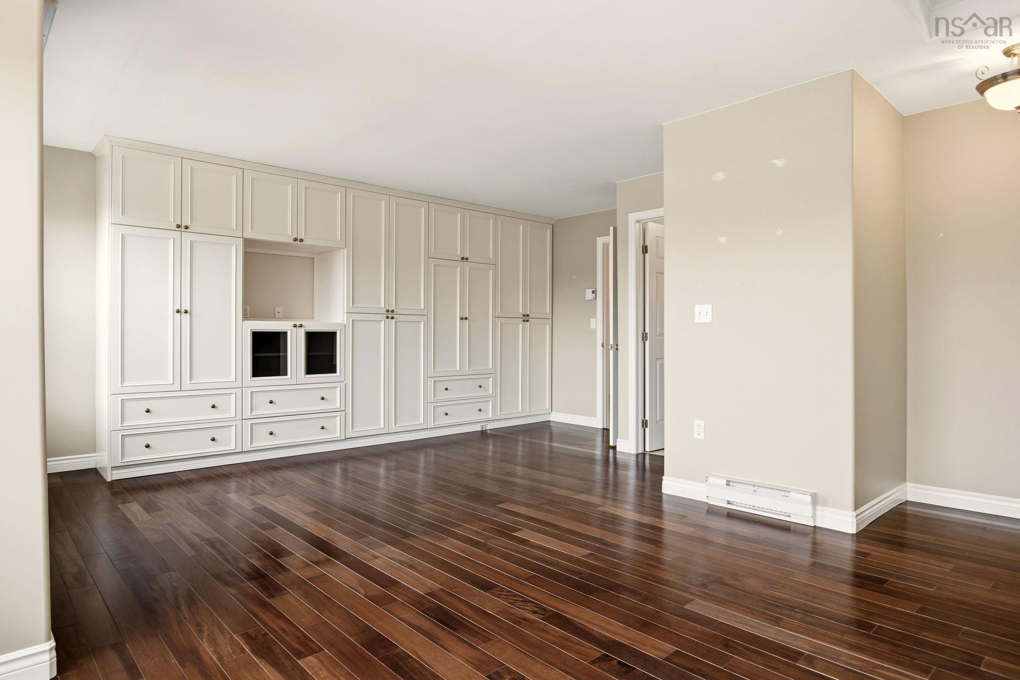 $892,000.00: 4 Arthur Lismer Court, Bedford