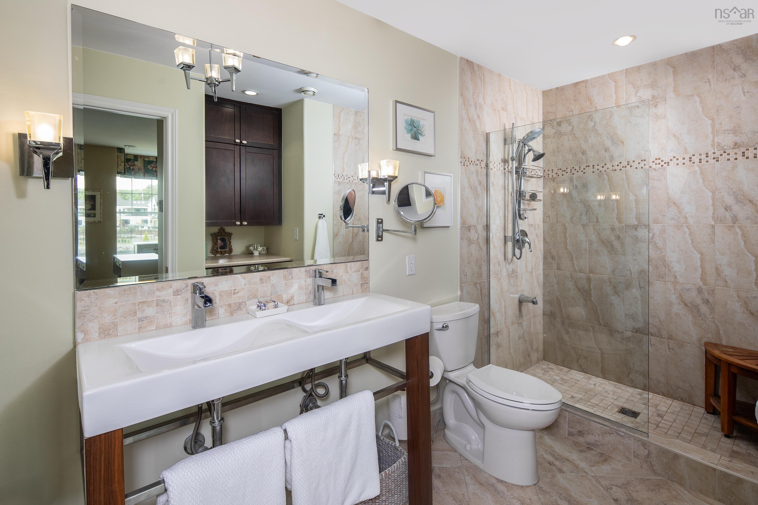 $892,000.00: 4 Arthur Lismer Court, Bedford