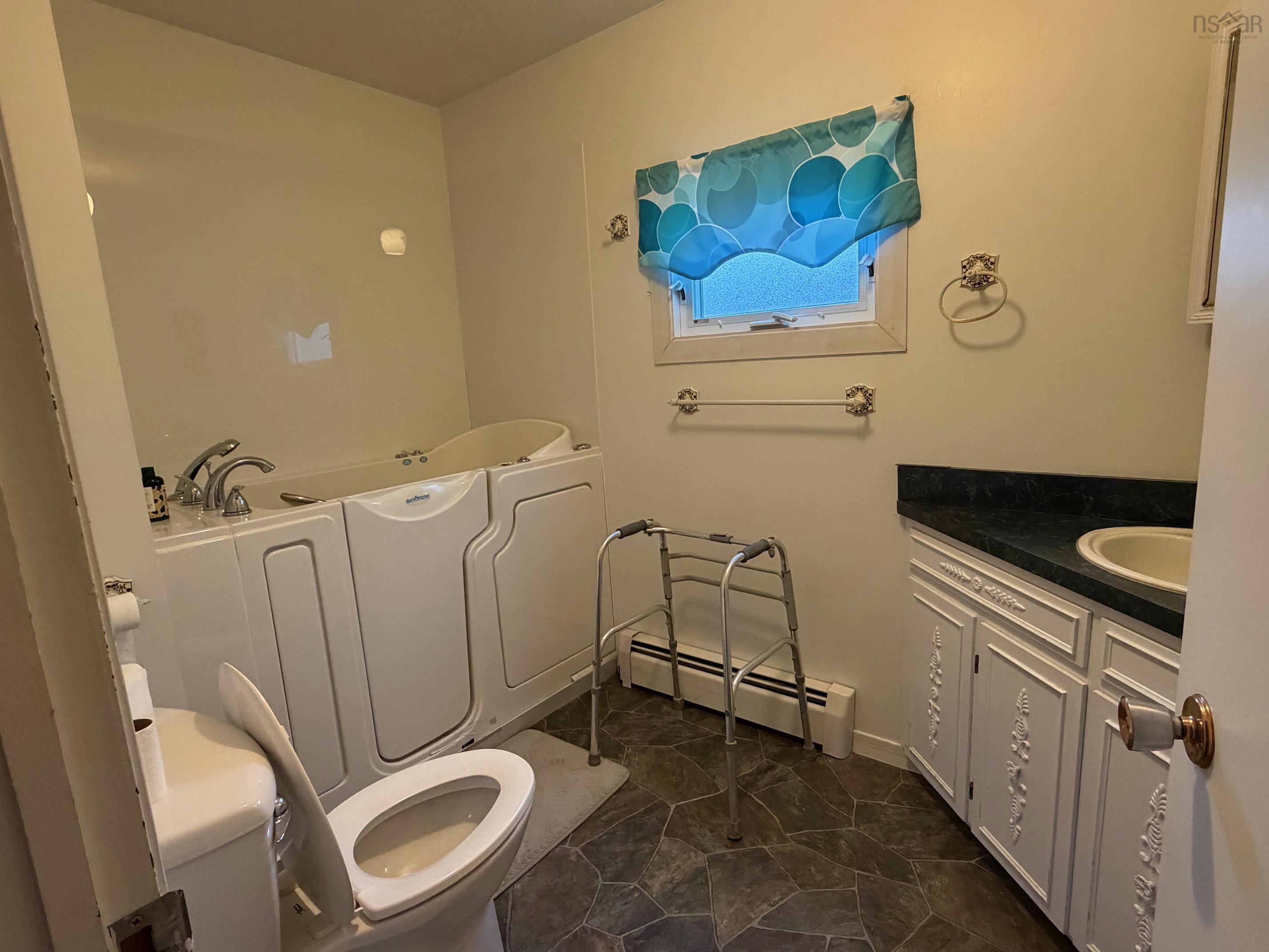 $325,000.00: 16364 Cabot Trail, La Prairie