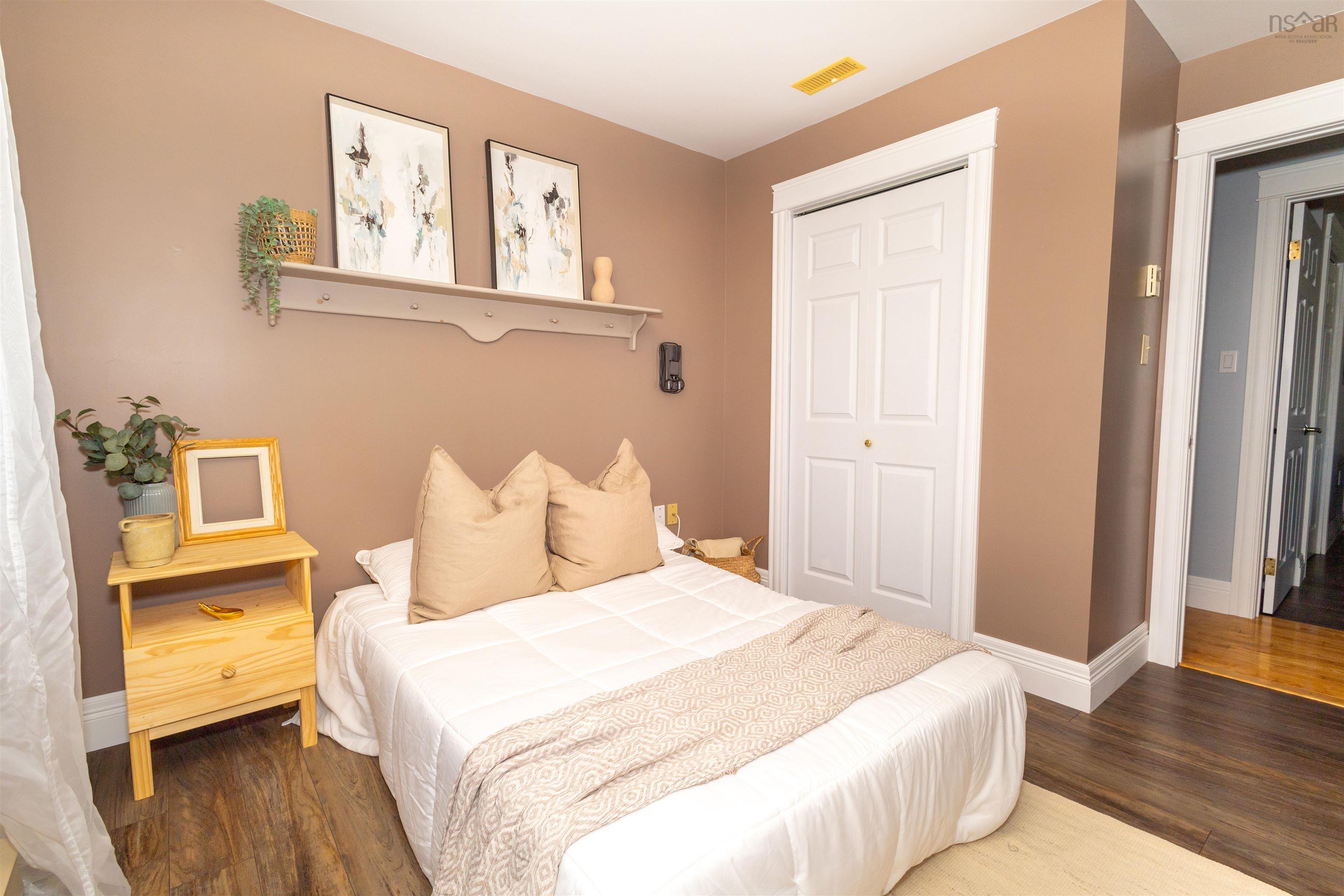 $474,900.00: 8472 West Bay Road, Sampsonville