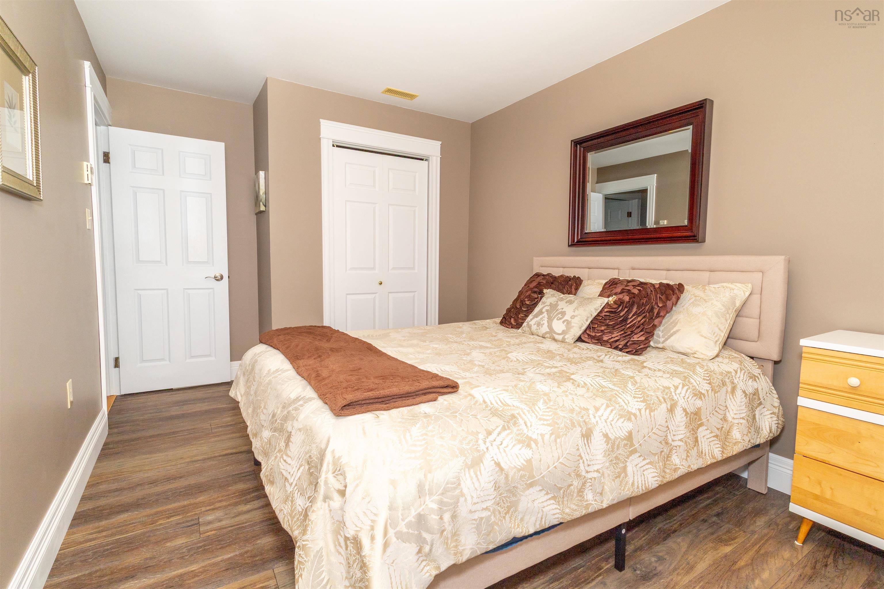 $474,900.00: 8472 West Bay Road, Sampsonville