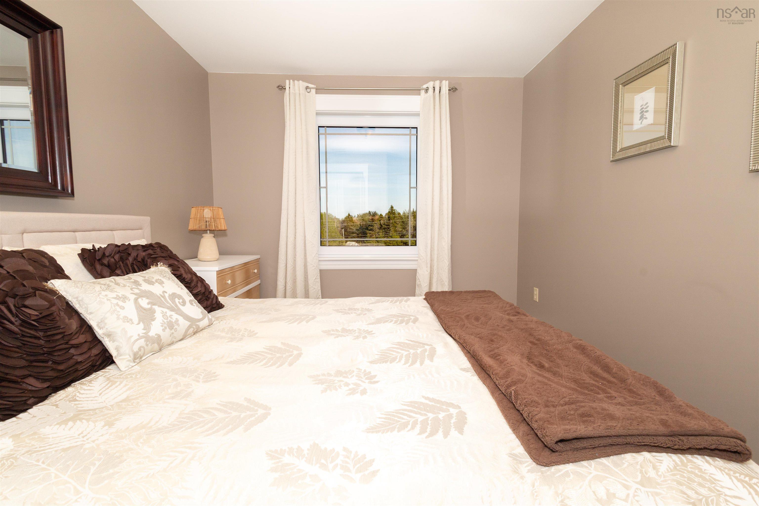 $474,900.00: 8472 West Bay Road, Sampsonville