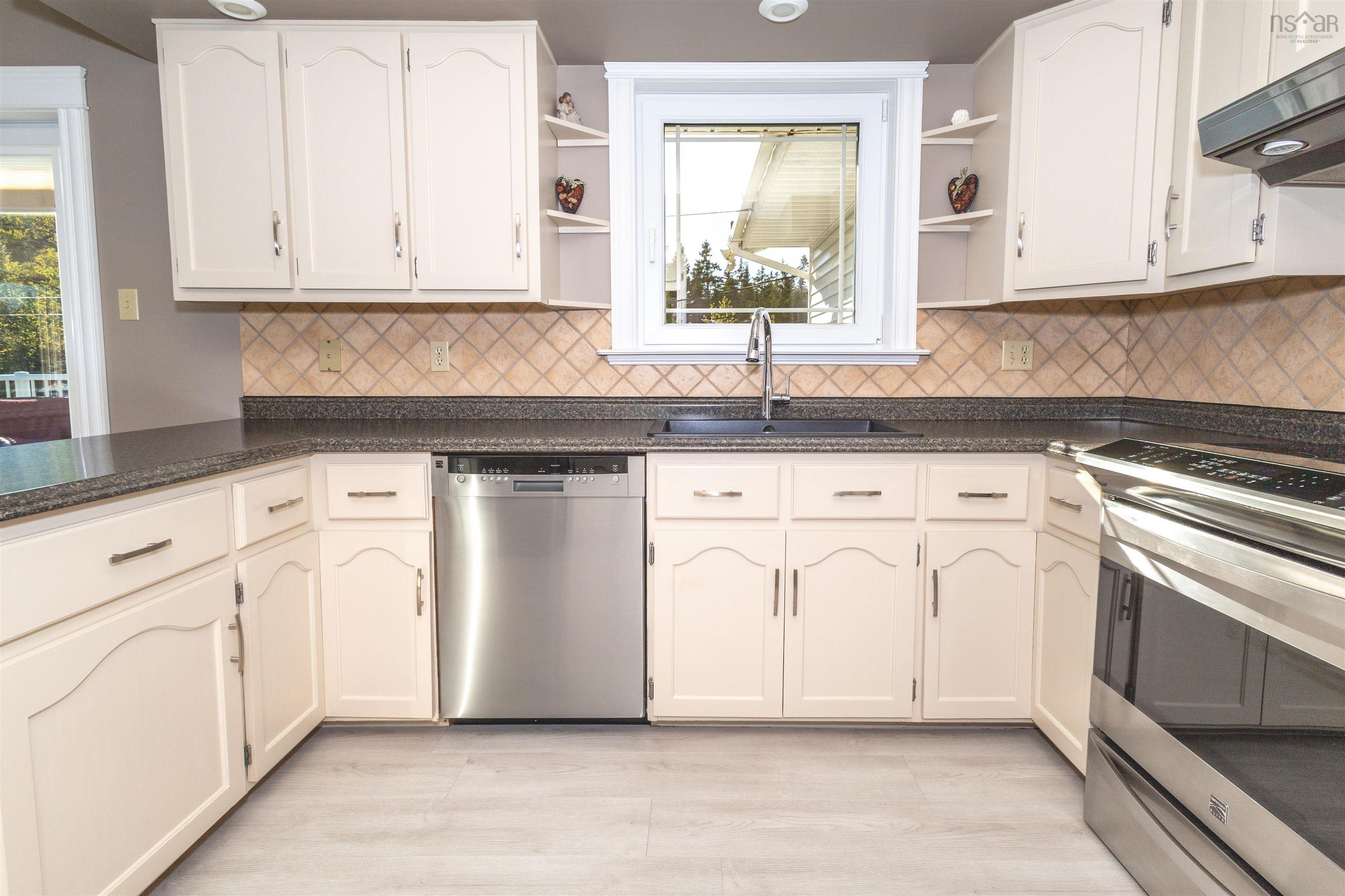 $474,900.00: 8472 West Bay Road, Sampsonville