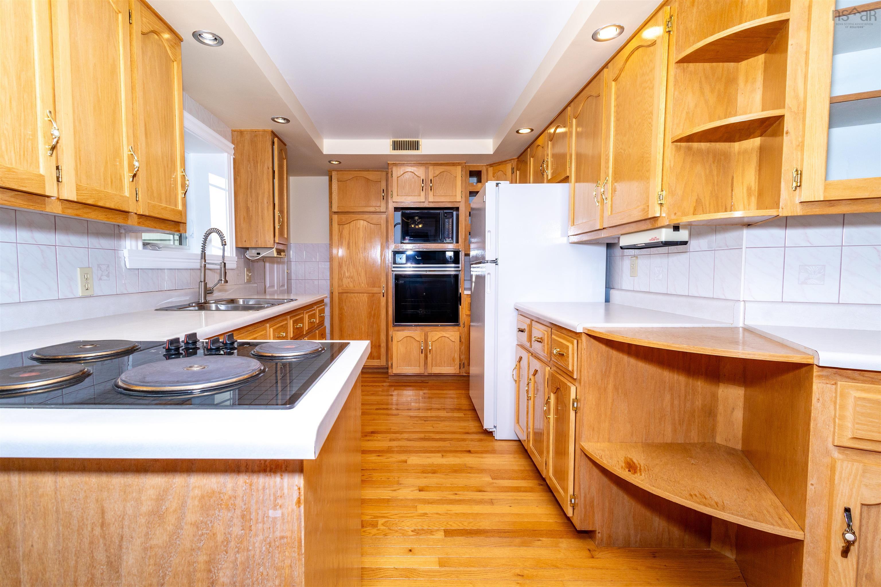 $474,900.00: 8472 West Bay Road, Sampsonville