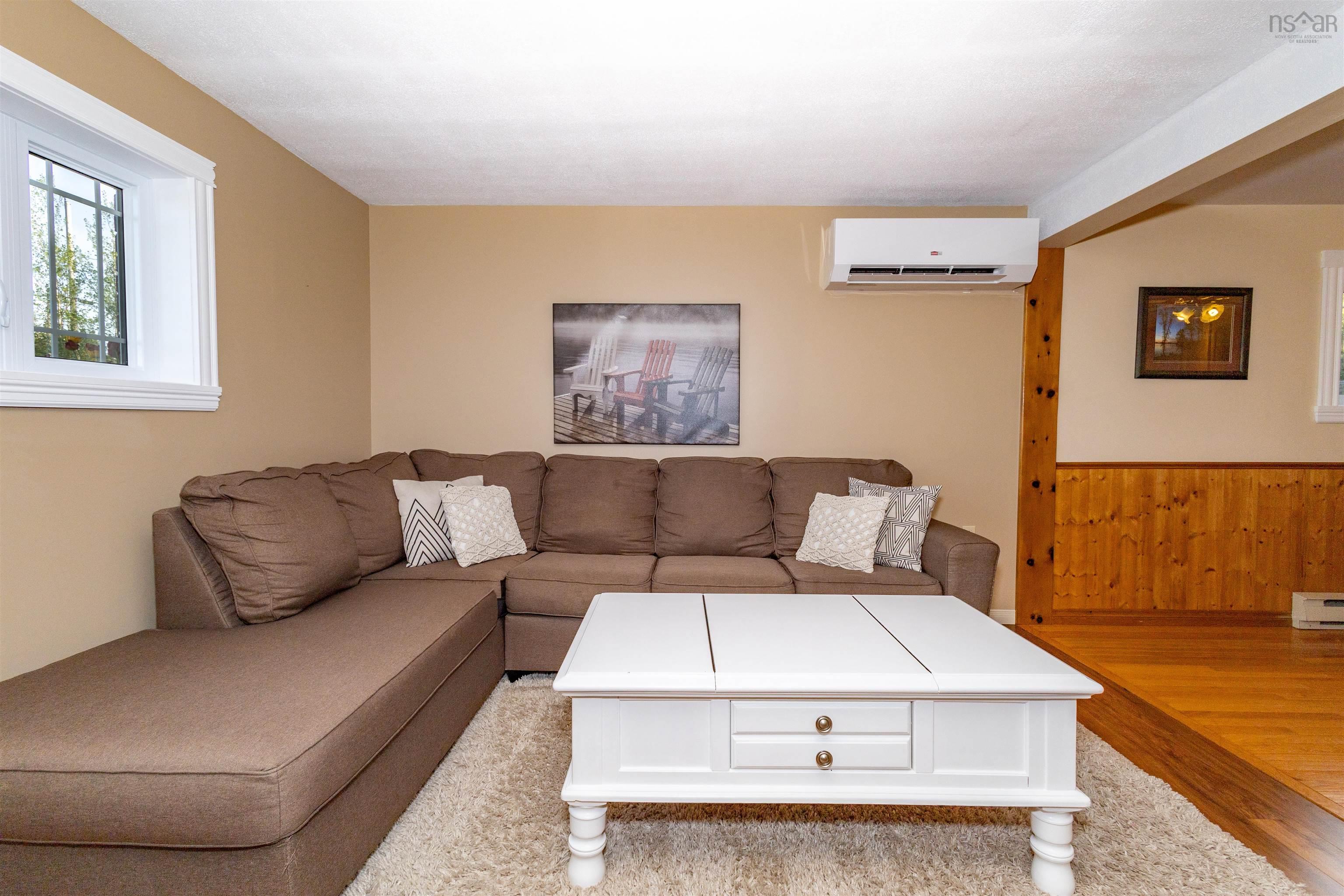 $474,900.00: 8472 West Bay Road, Sampsonville