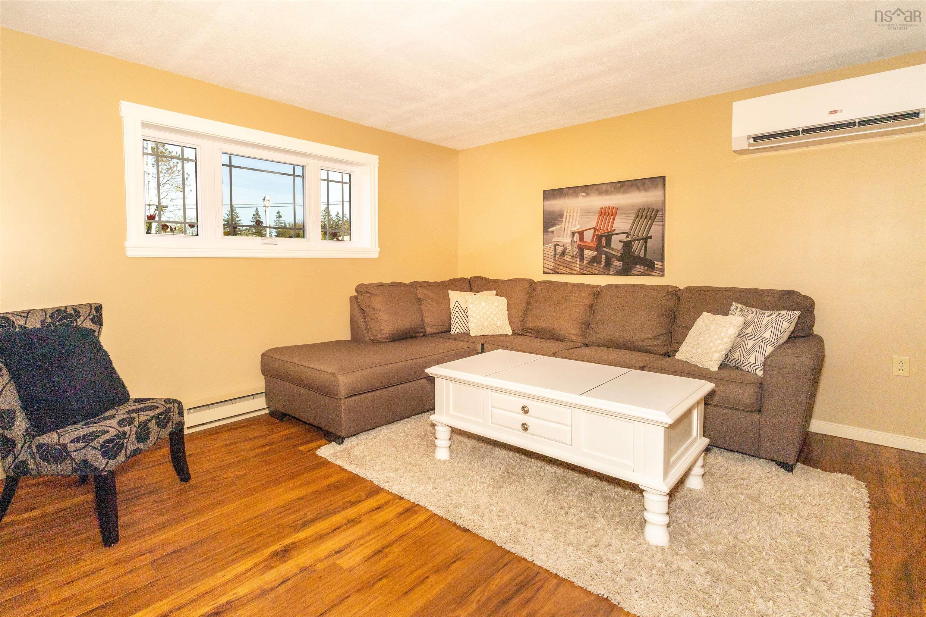 $474,900.00: 8472 West Bay Road, Sampsonville