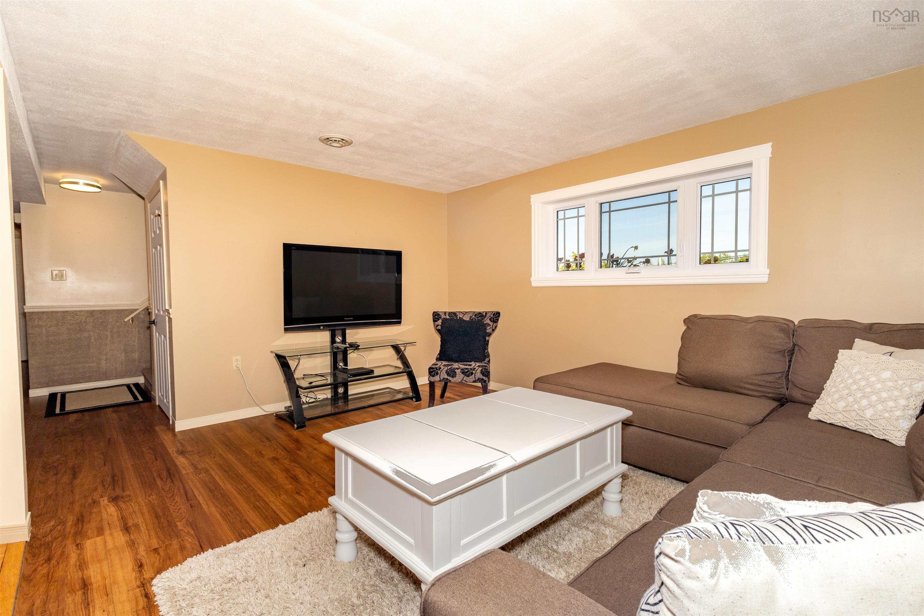 $474,900.00: 8472 West Bay Road, Sampsonville