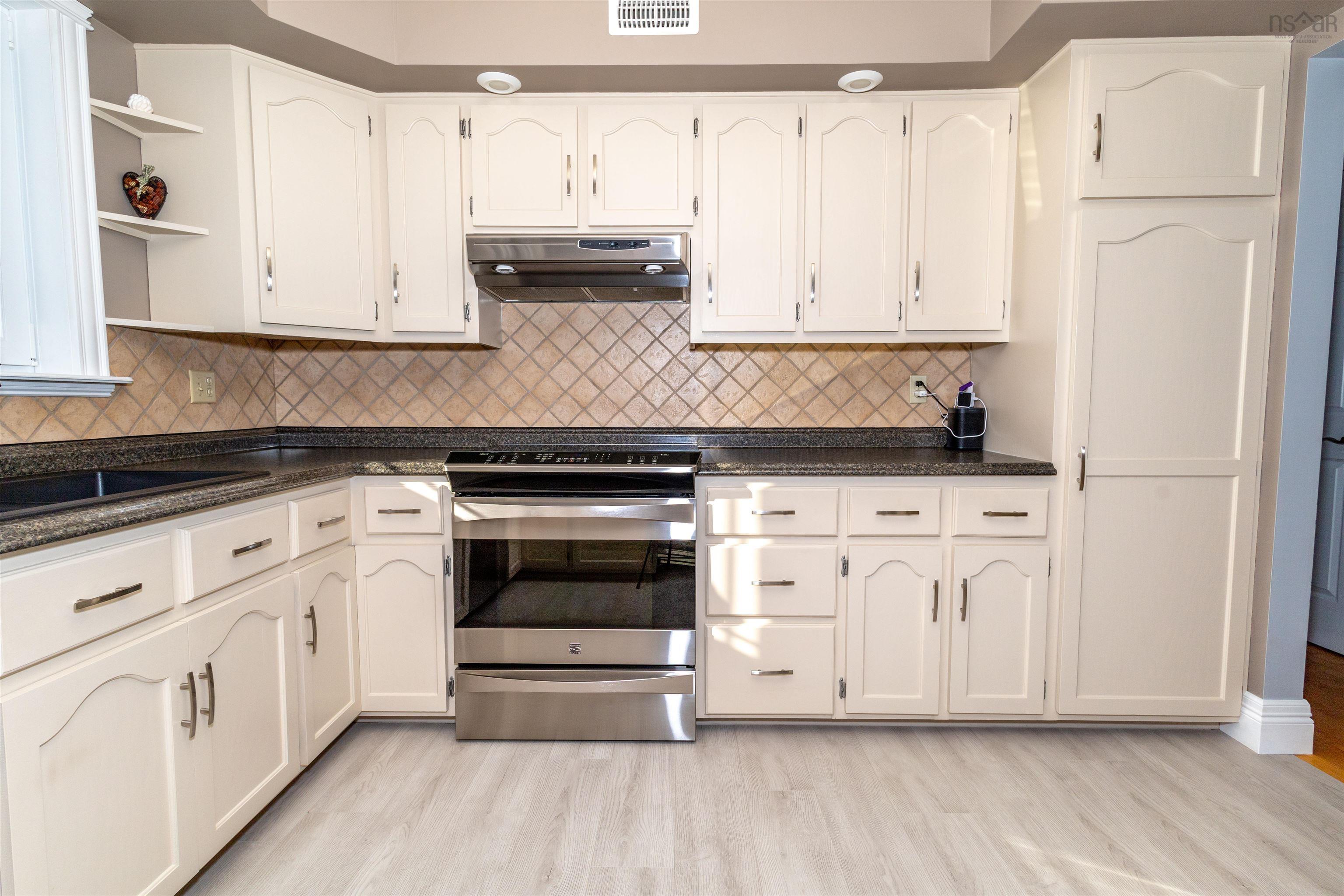 $474,900.00: 8472 West Bay Road, Sampsonville