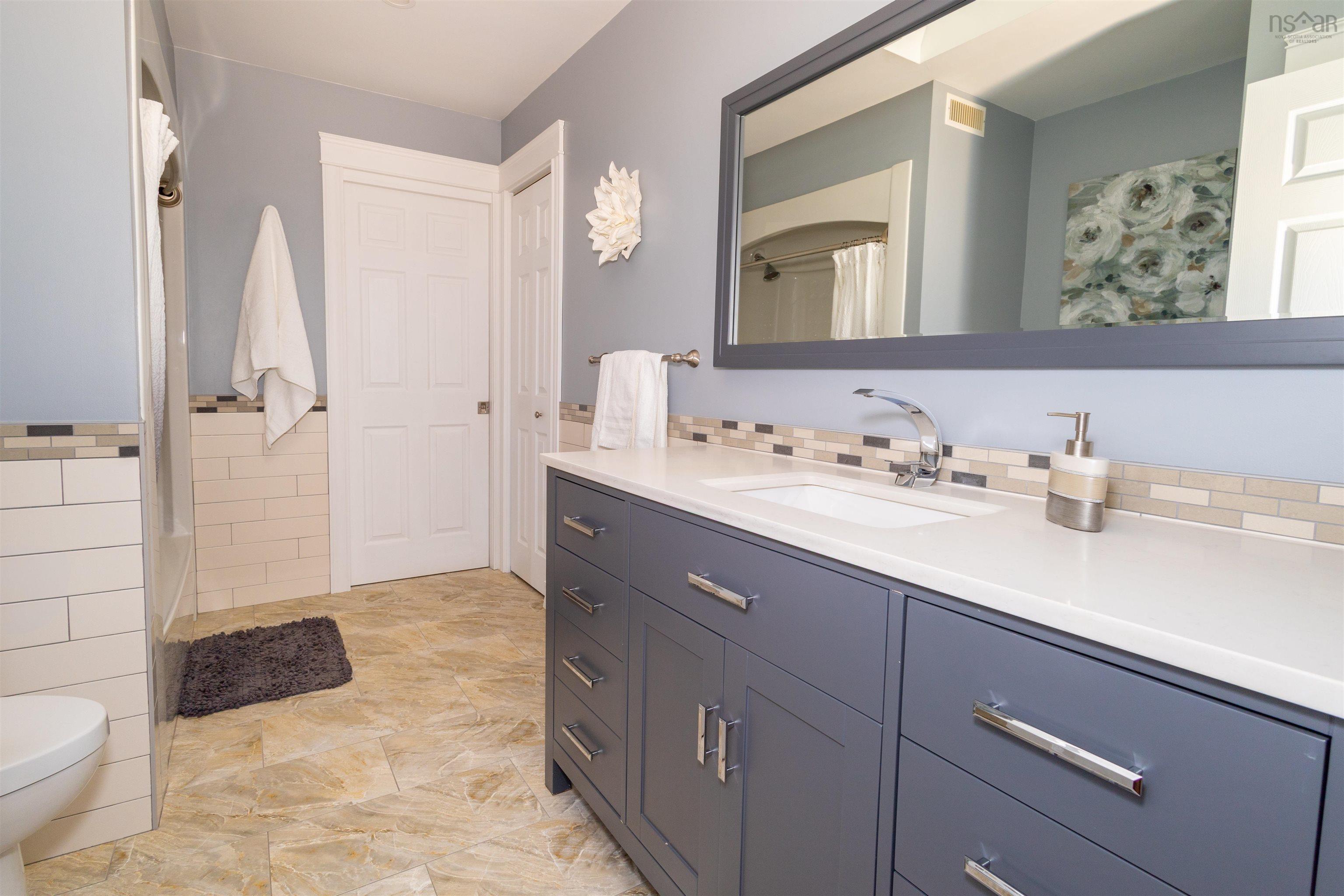 $474,900.00: 8472 West Bay Road, Sampsonville