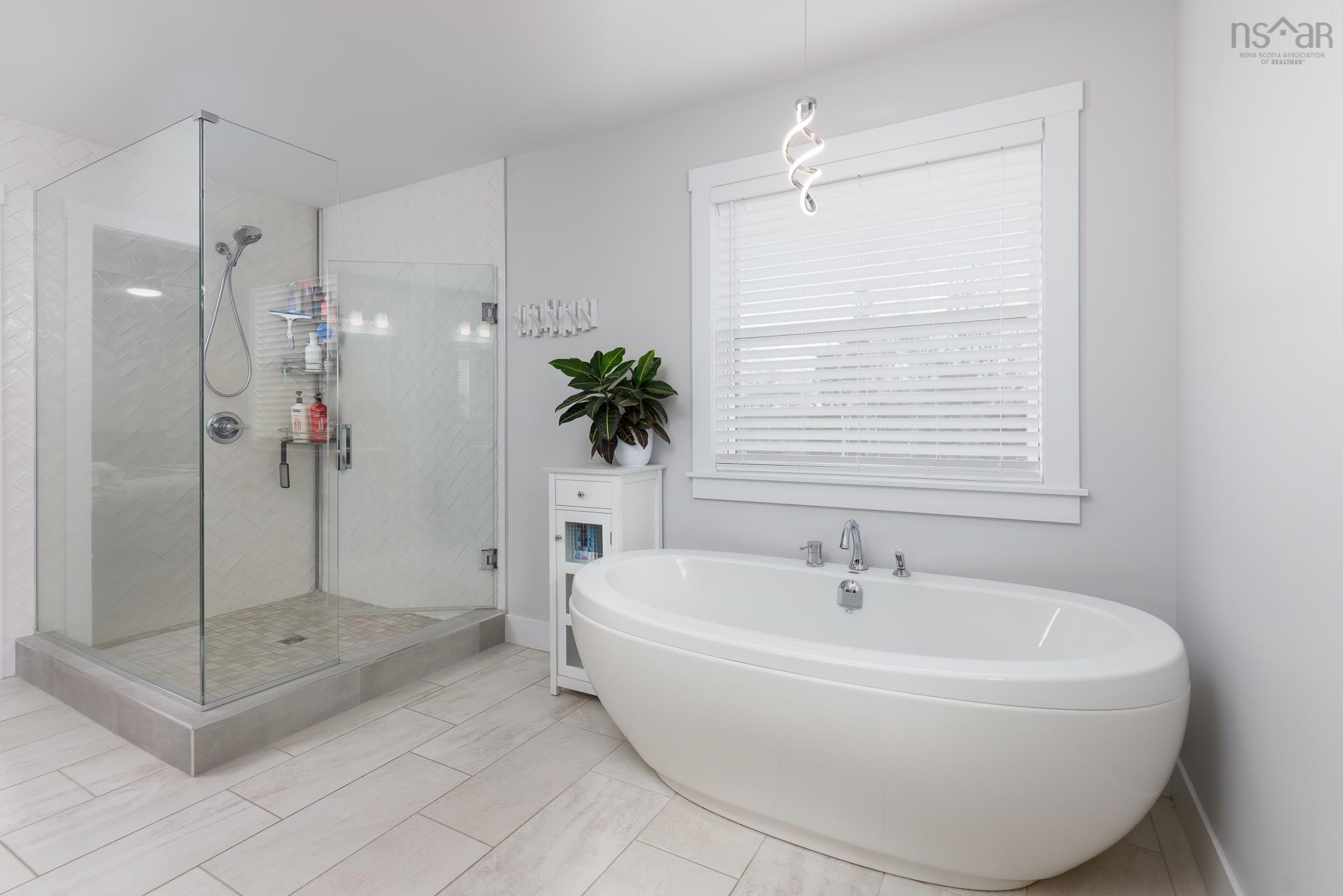 $998,700.00: 4566 St Margarets Bay Road, Lewis Lake