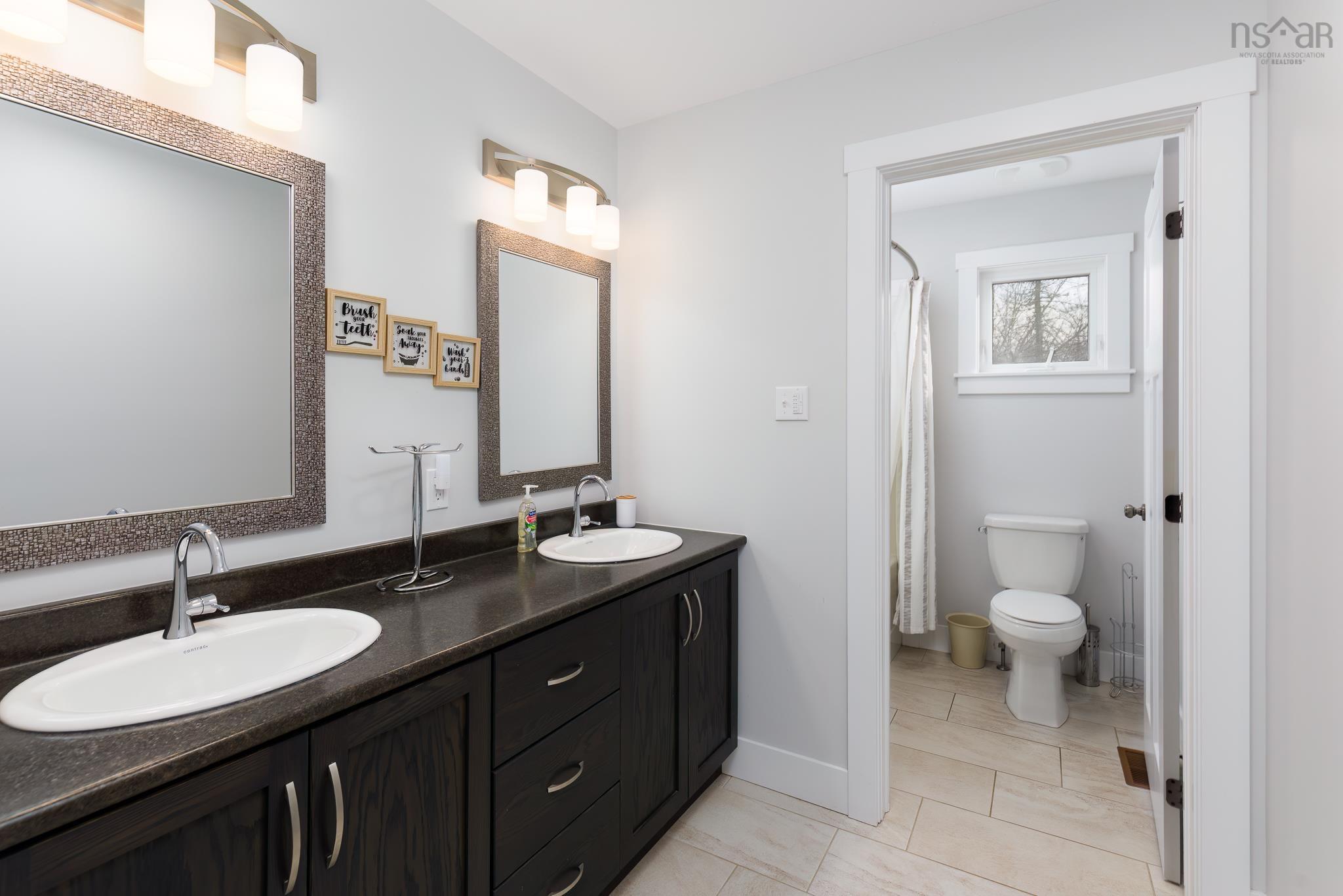 $998,700.00: 4566 St Margarets Bay Road, Lewis Lake