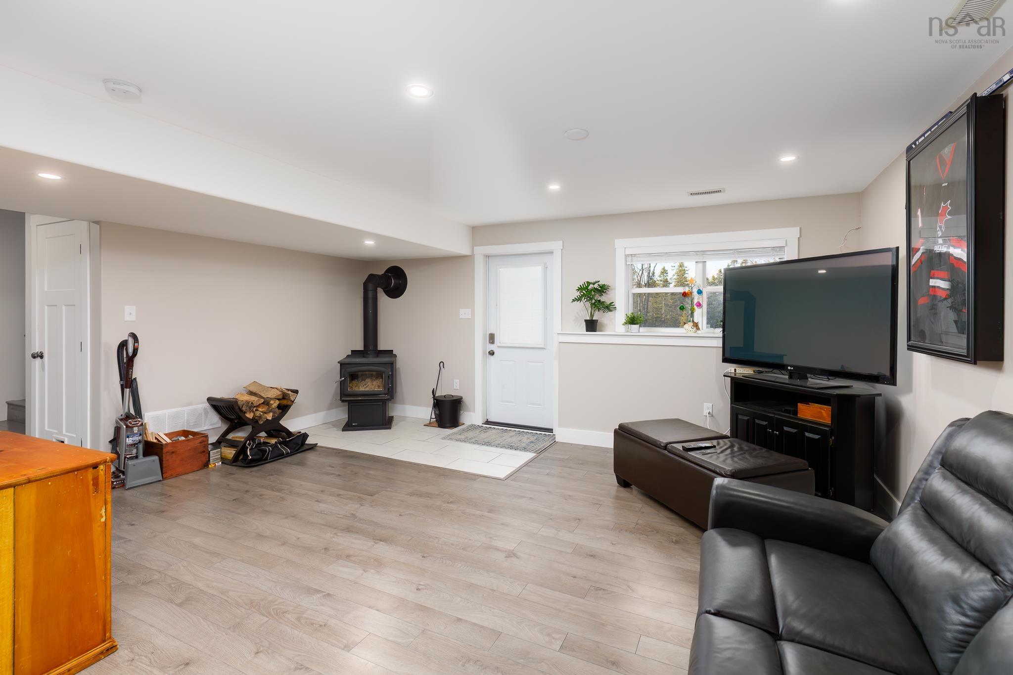 $998,700.00: 4566 St Margarets Bay Road, Lewis Lake