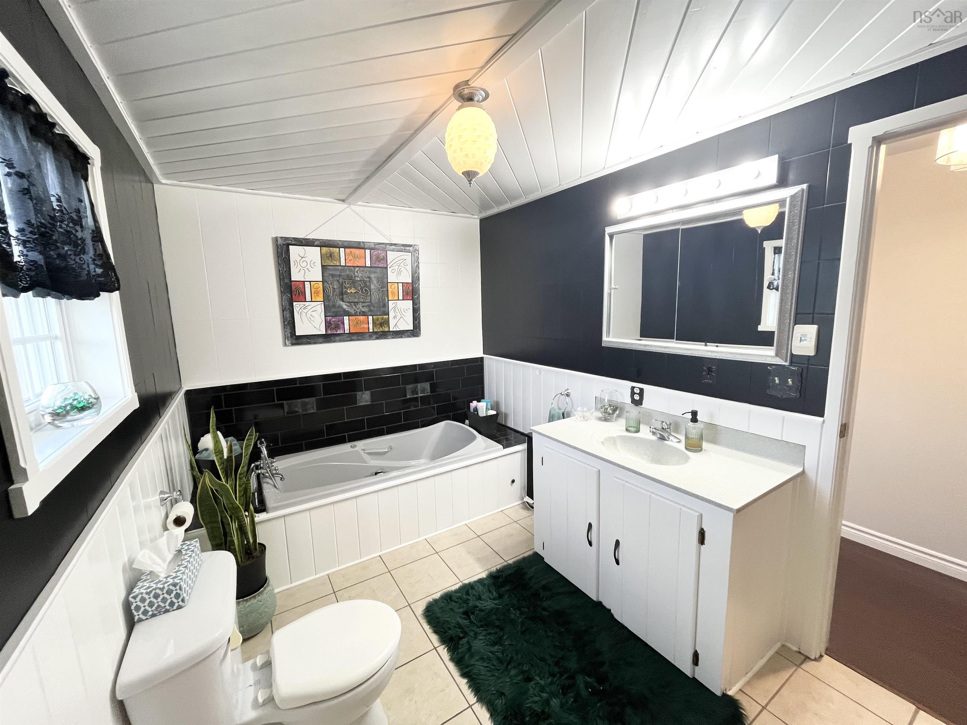 $410,000.00: 472 Centreville South Side Road, South Side