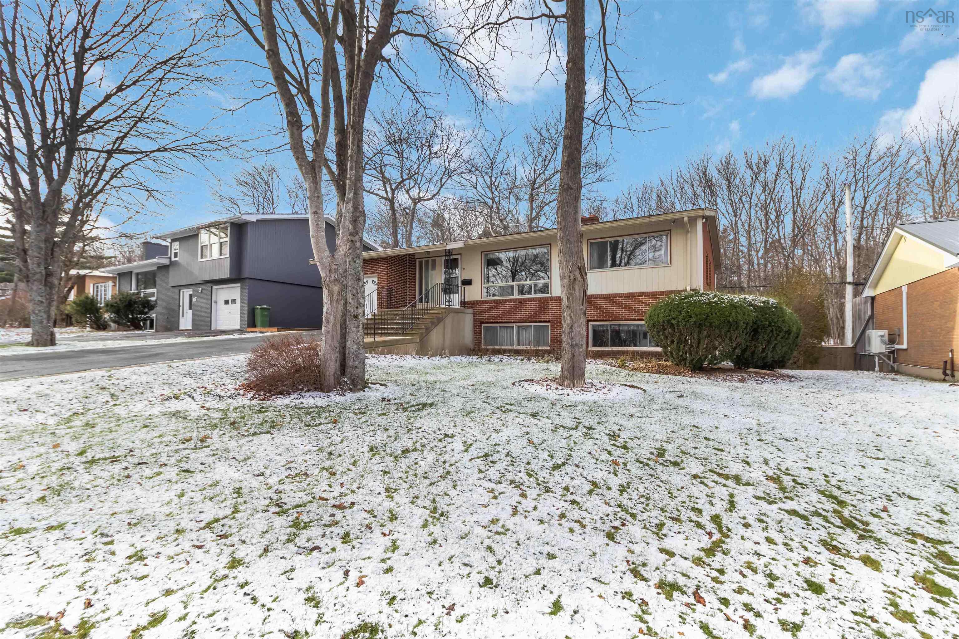 $630,000.00: 71 Woodward Crescent, Halifax