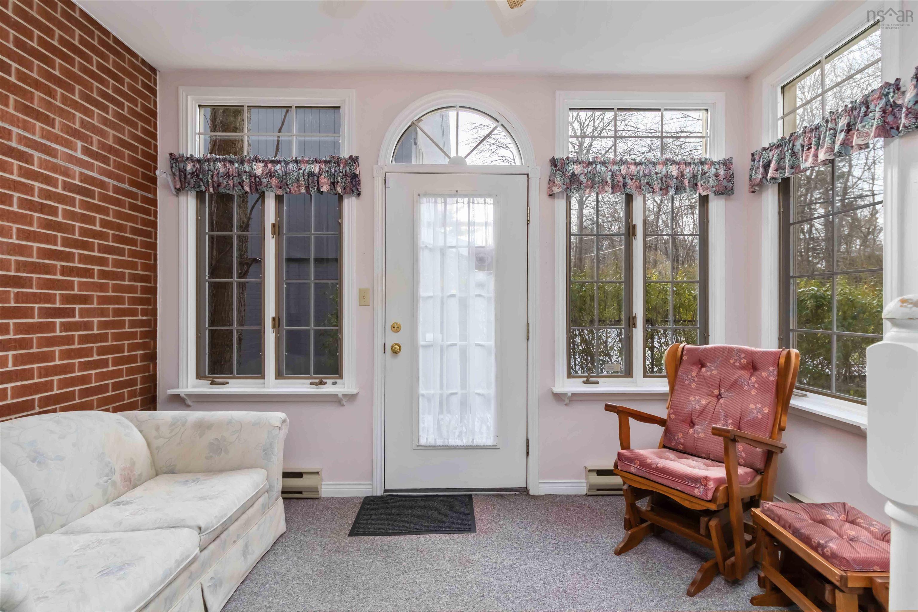 $630,000.00: 71 Woodward Crescent, Halifax