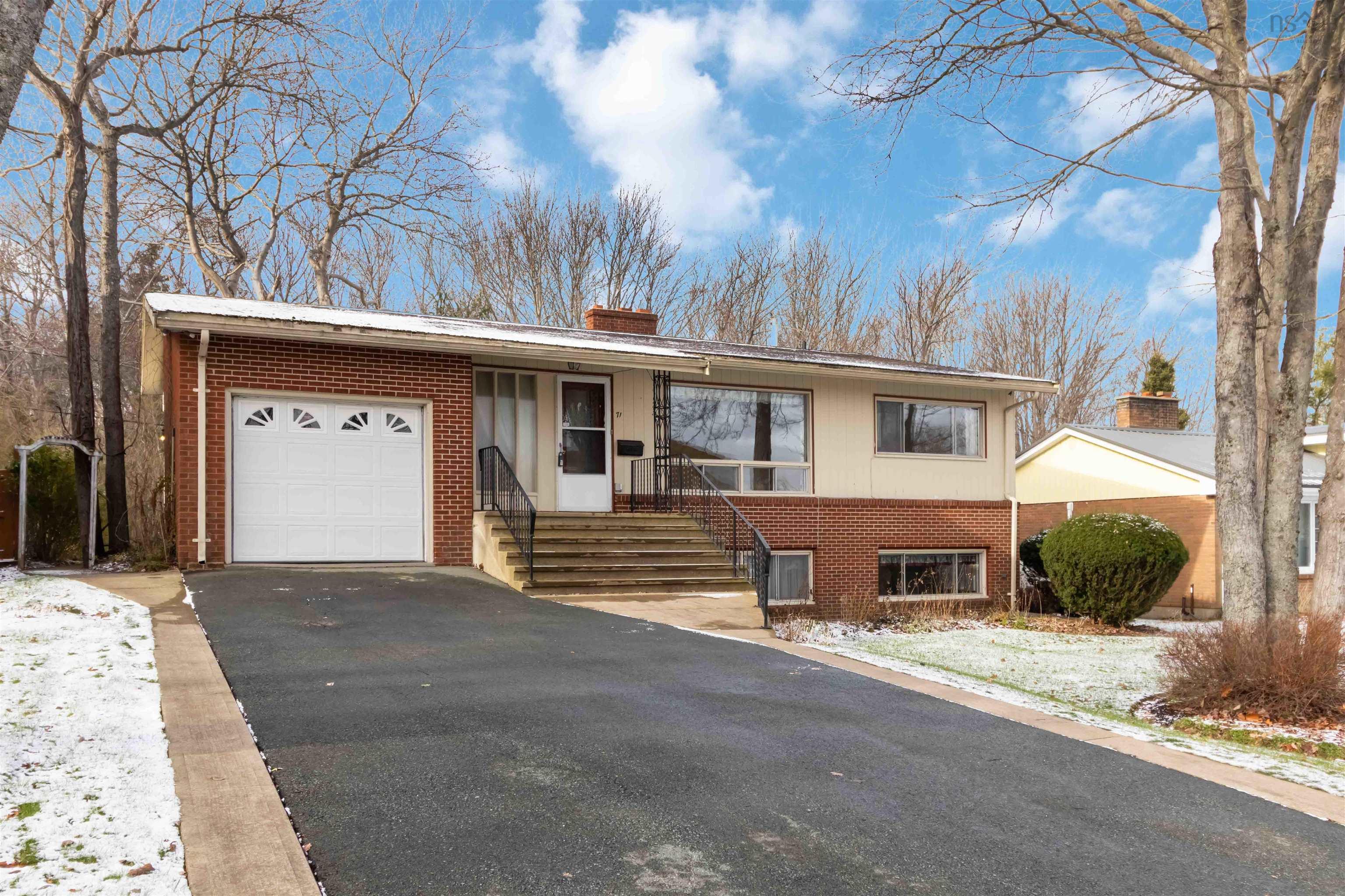 $630,000.00: 71 Woodward Crescent, Halifax