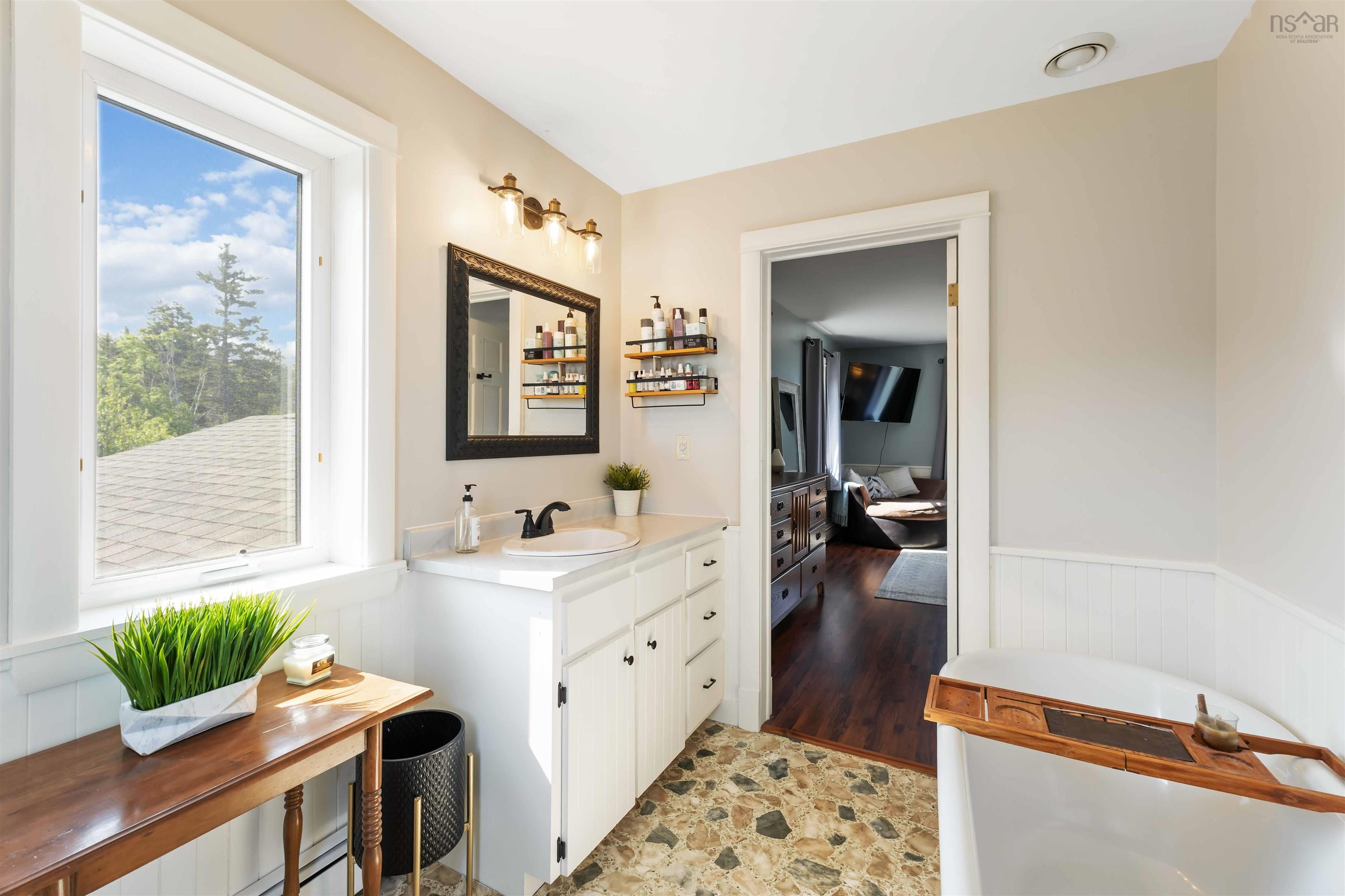 $579,900.00: 463 Fort Point Road, Weymouth North