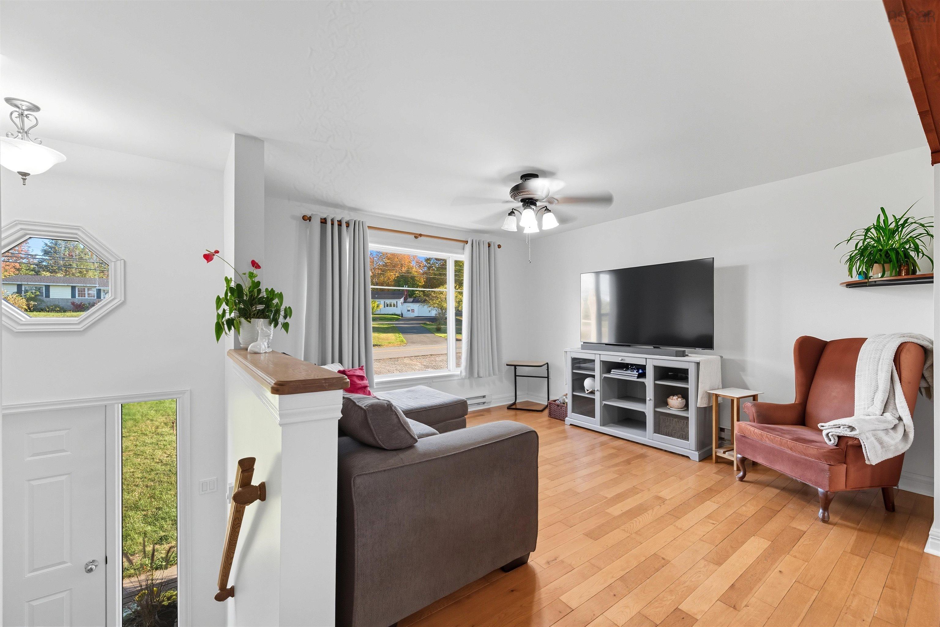 $425,000.00: 228 Falmouth Back Road, Falmouth