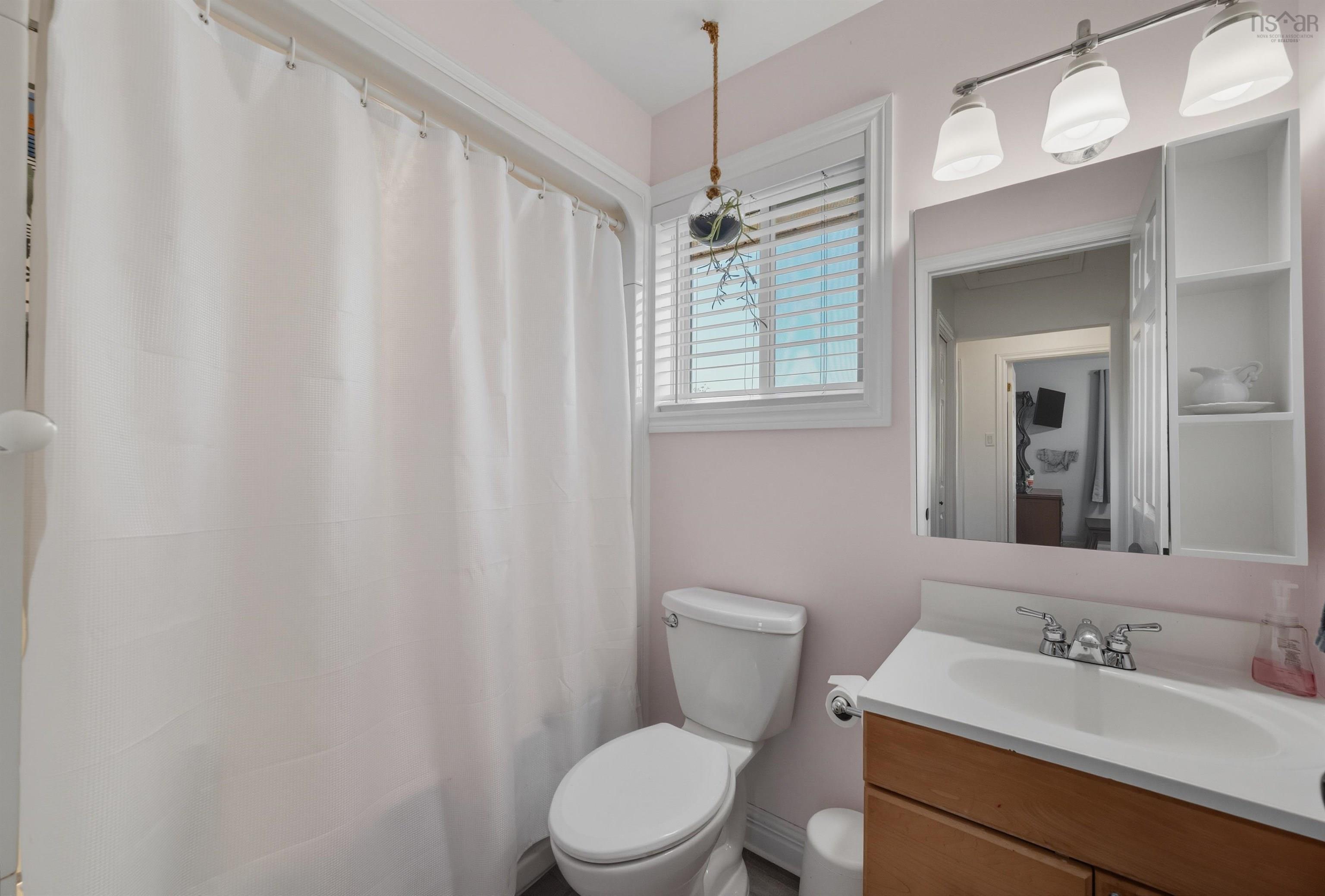 $425,000.00: 228 Falmouth Back Road, Falmouth