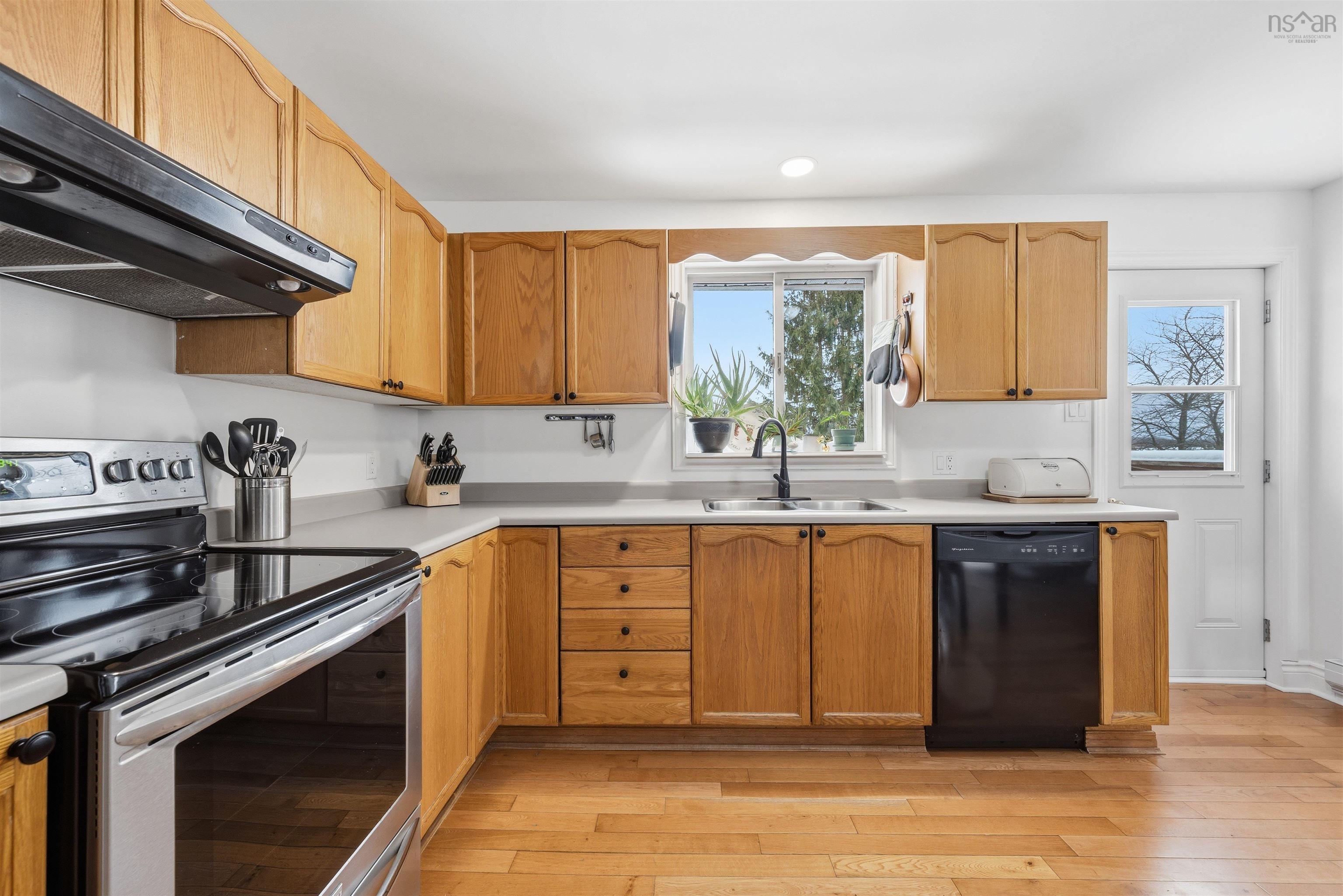 $425,000.00: 228 Falmouth Back Road, Falmouth