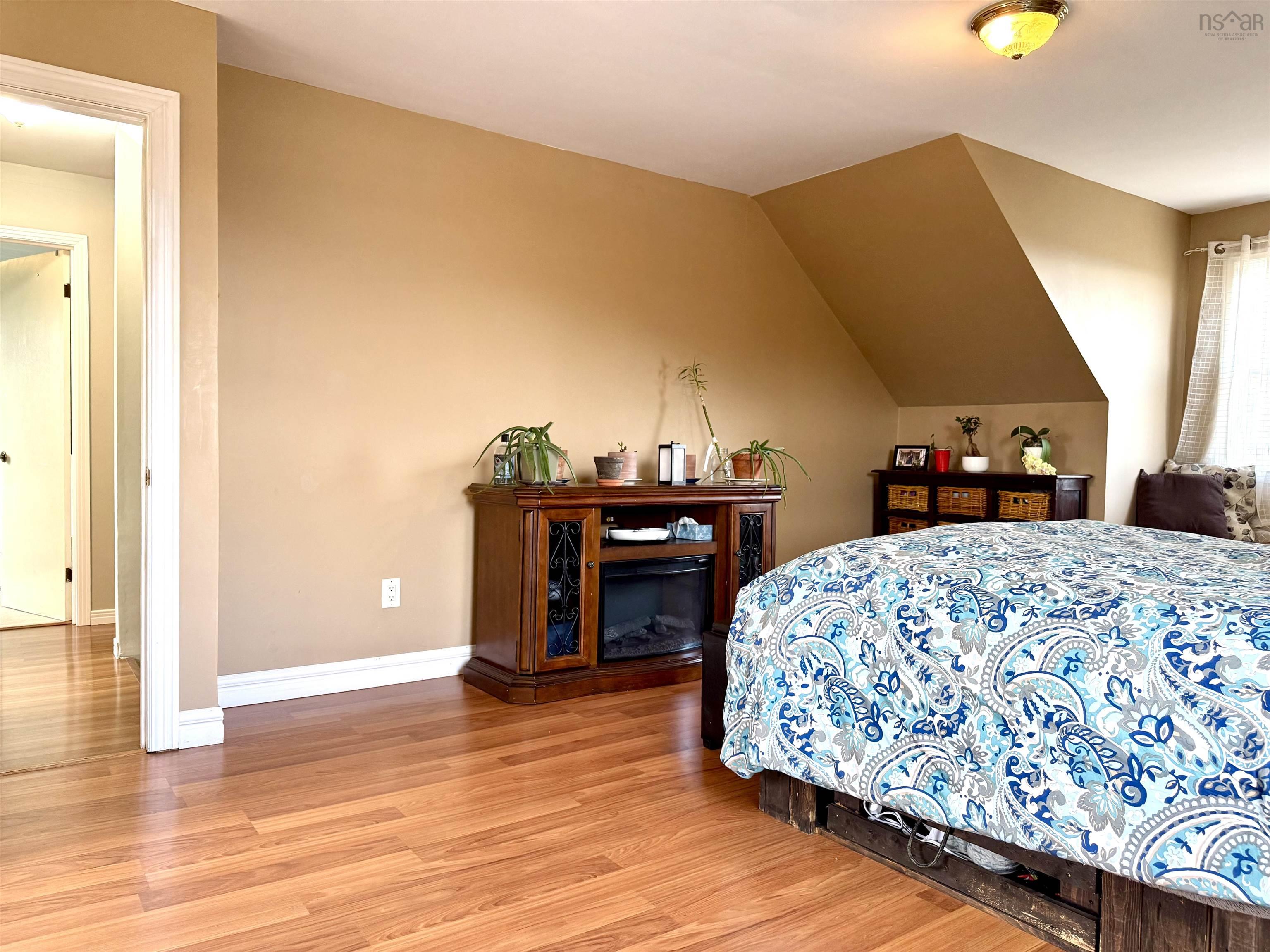 $359,900.00: 1042 6 Highway, Warren