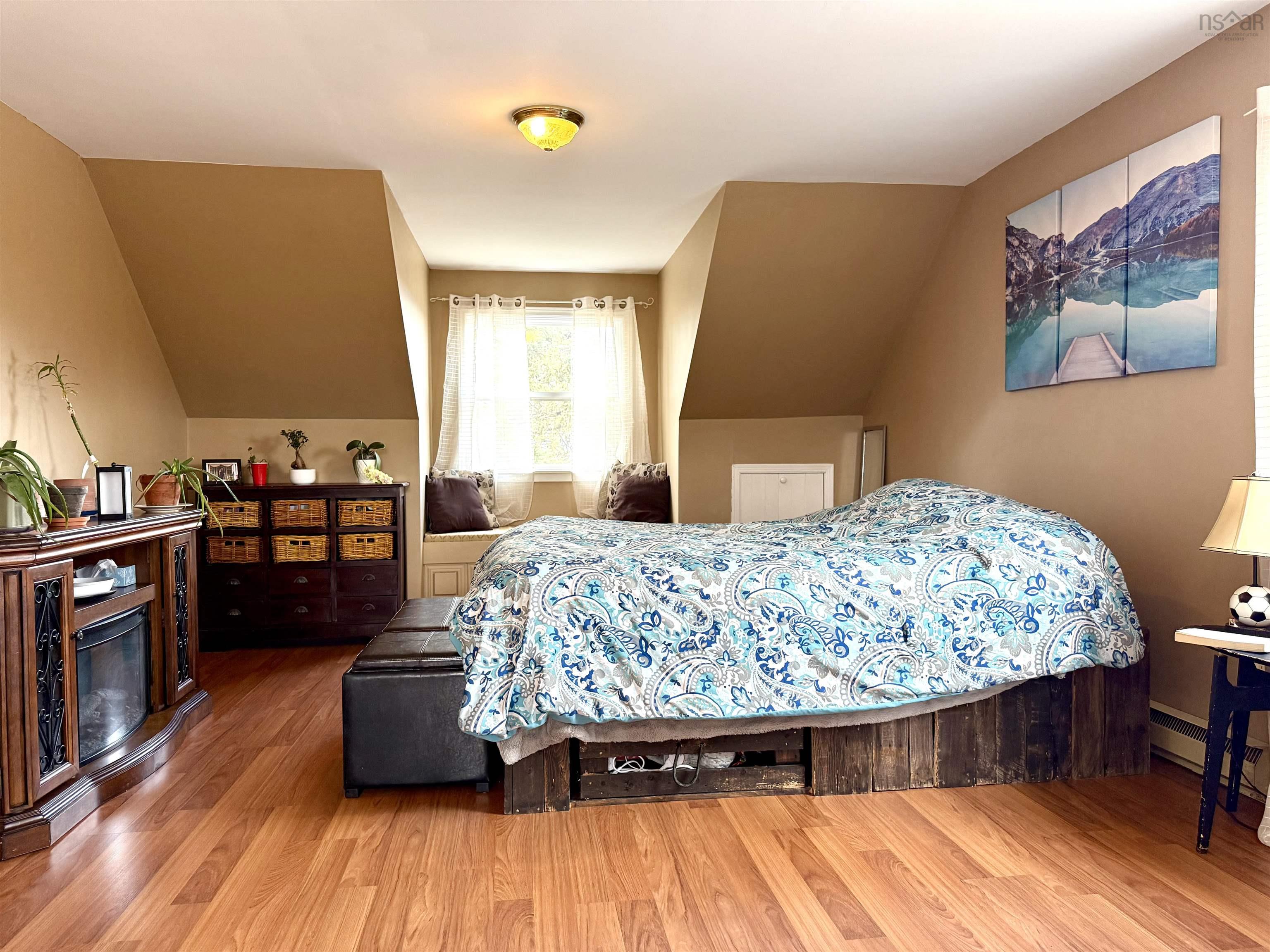 $359,900.00: 1042 6 Highway, Warren