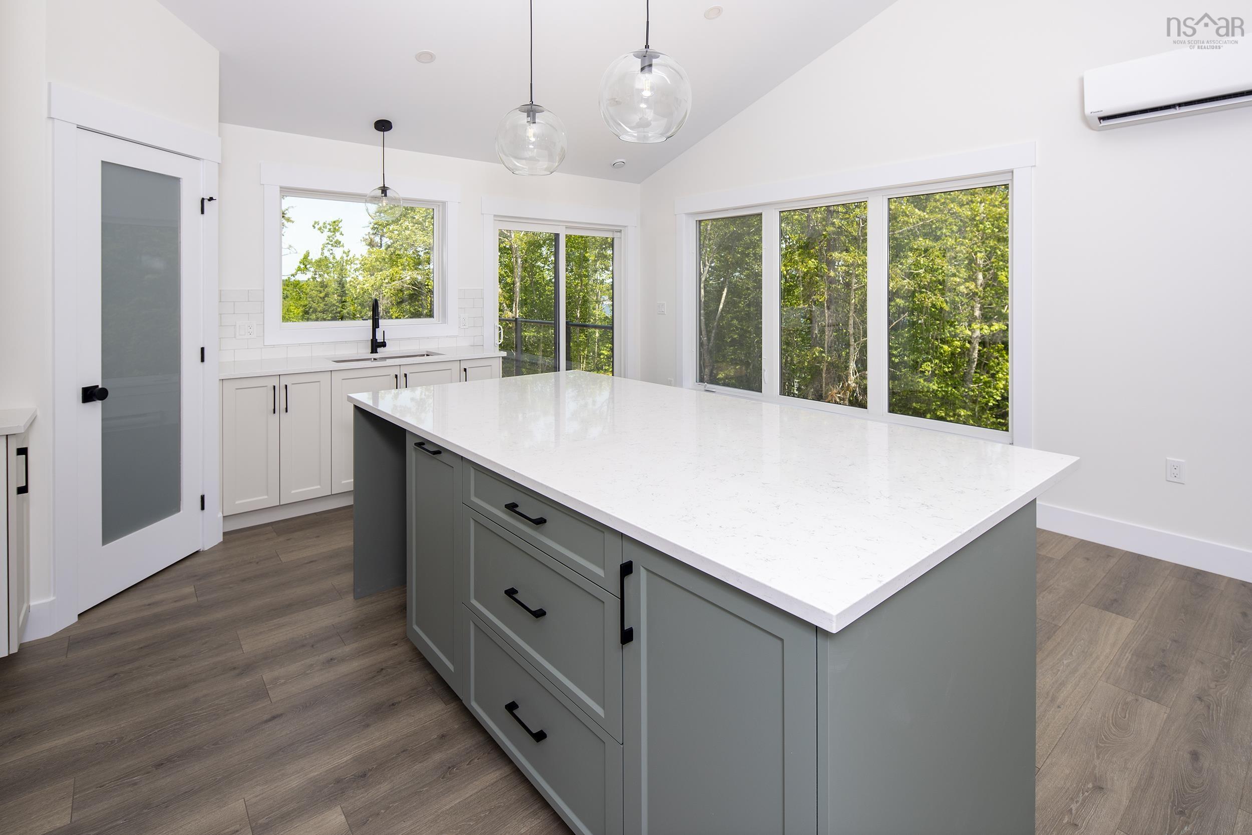 $737,900.00: 24 Shoreline Bluff Lane, Fox Point