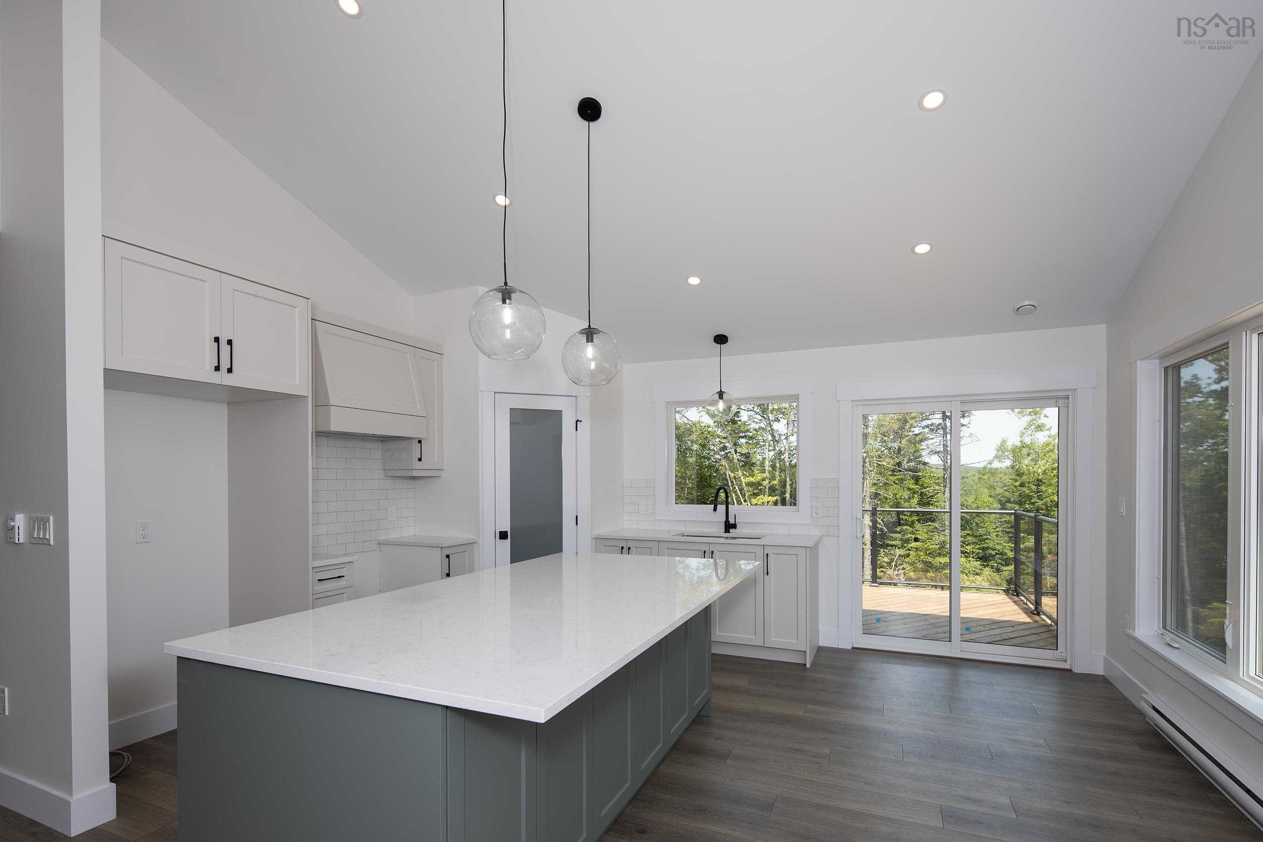 $737,900.00: 24 Shoreline Bluff Lane, Fox Point